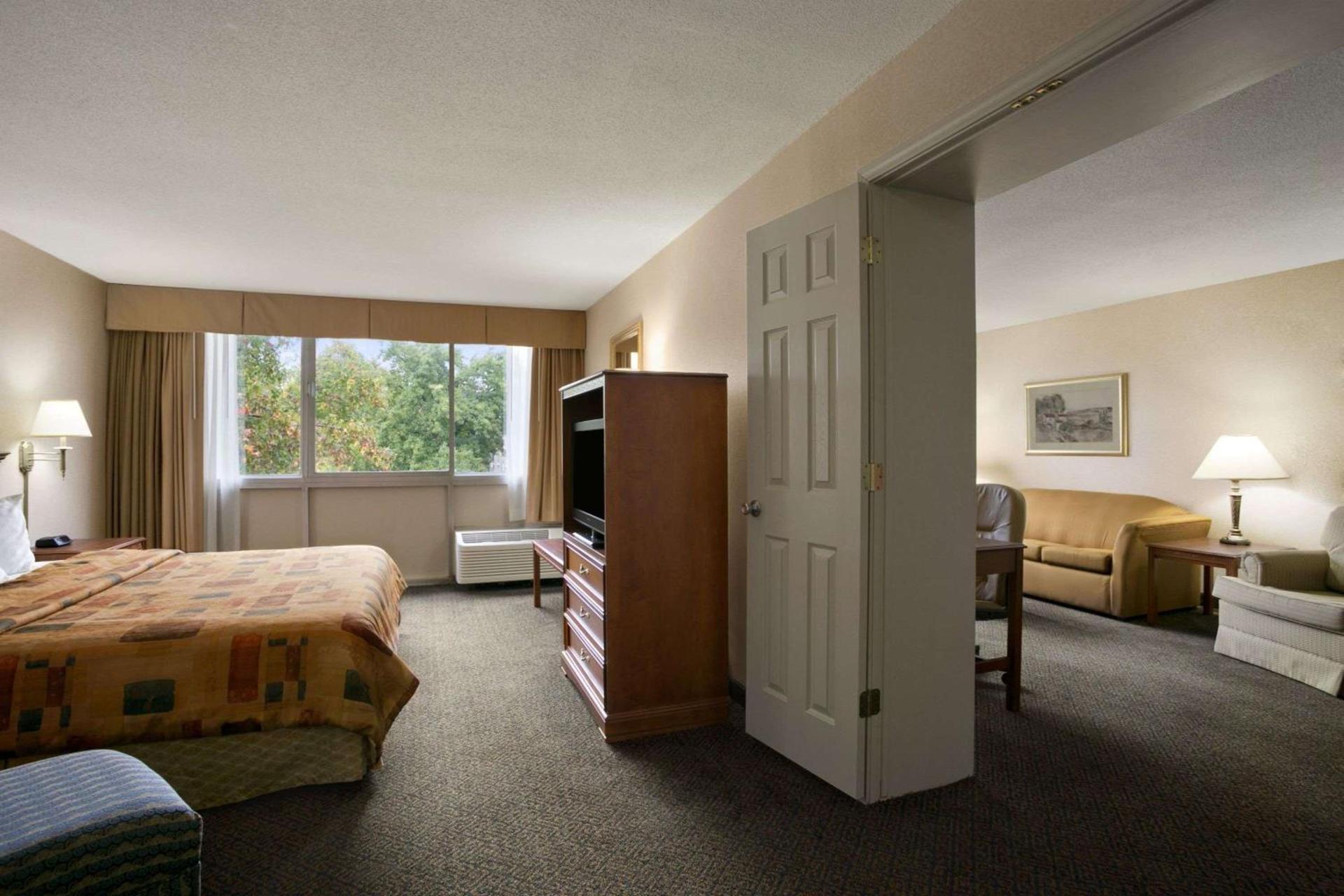 Days Inn by Wyndham Sidney OH photo 9