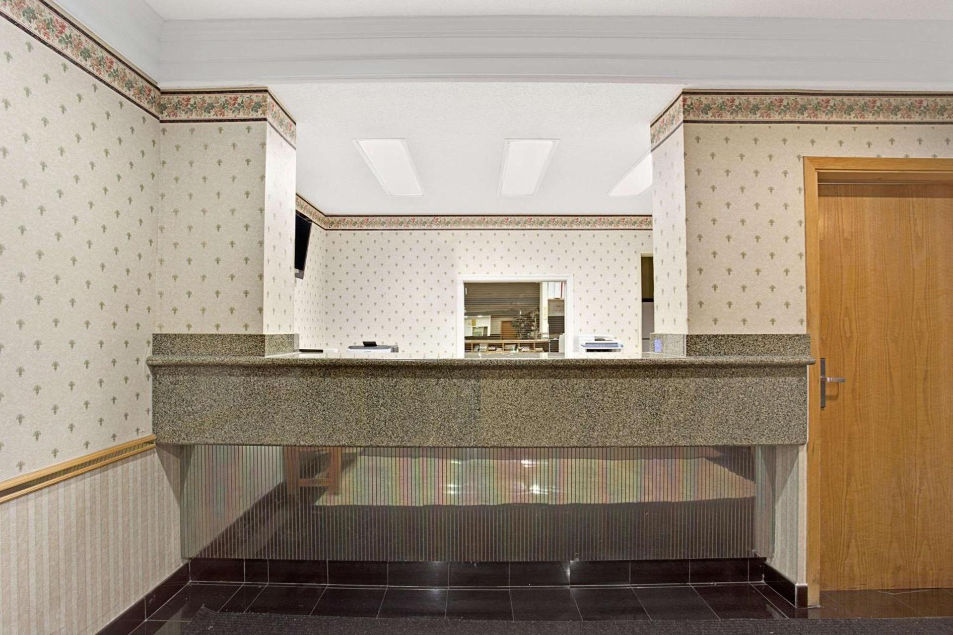 Days Inn by Wyndham Sidney OH photo 10