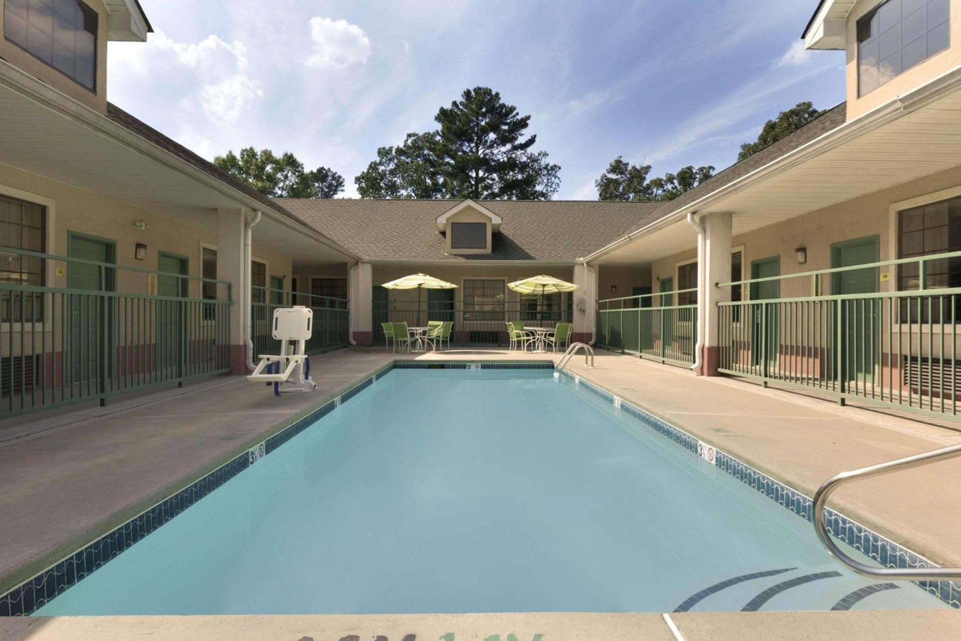Super 8 by Wyndham Chatsworth/Dalton photo 4