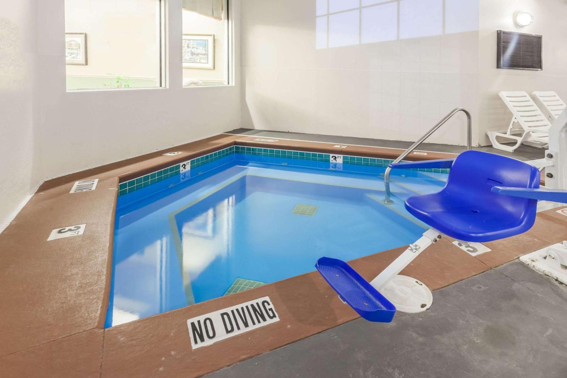 Days Inn by Wyndham Pentwater photo 3