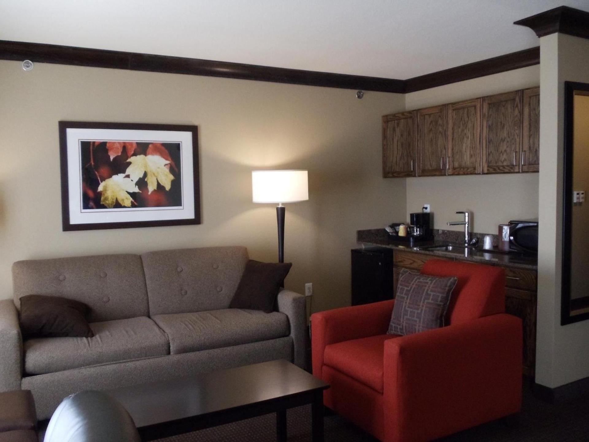Parkwood Inn & Suites photo 2