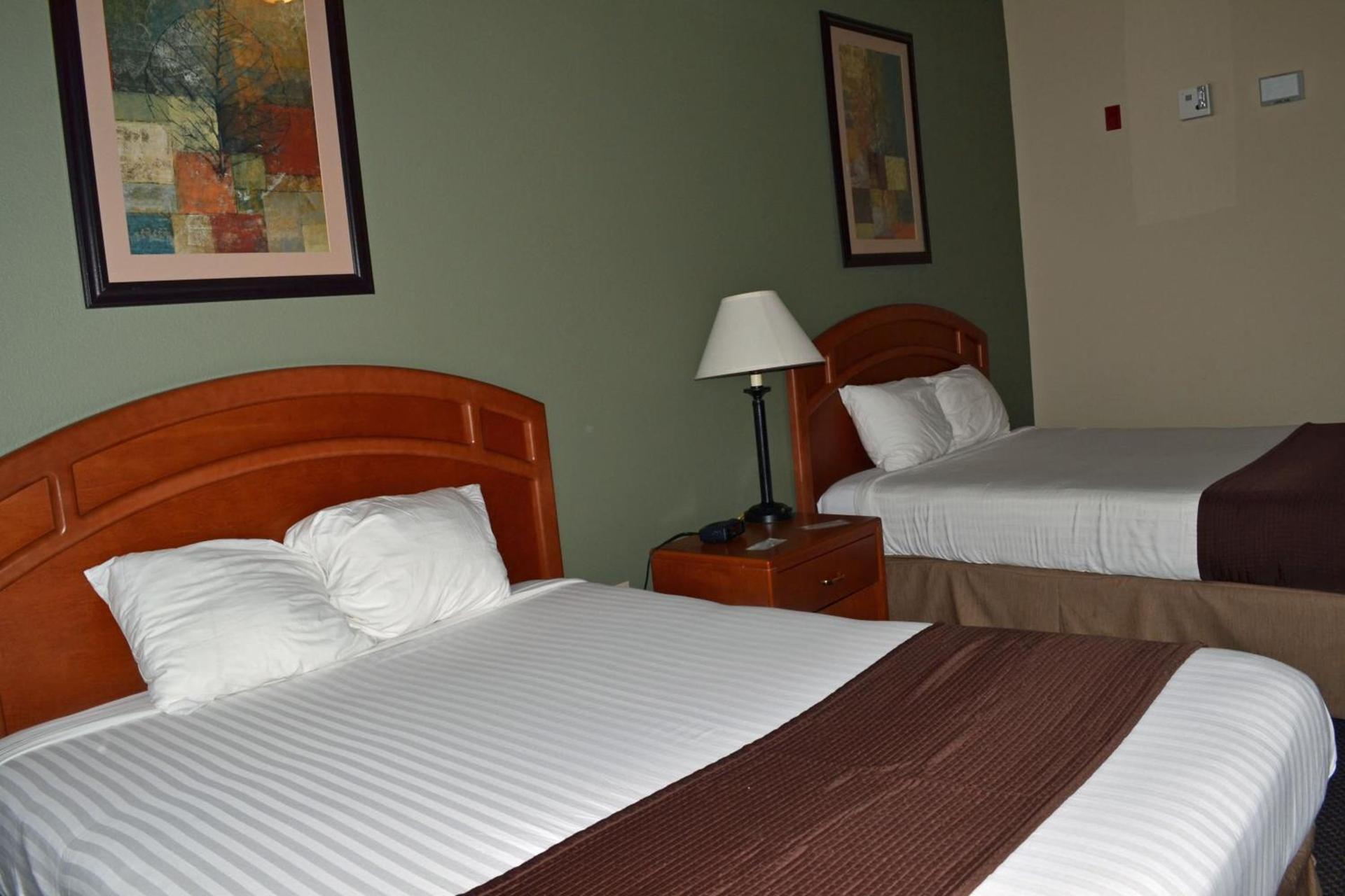 Paola Inn and Suites photo 16
