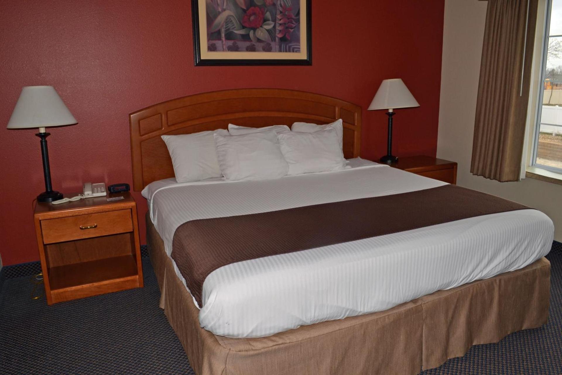 Paola Inn and Suites photo 15