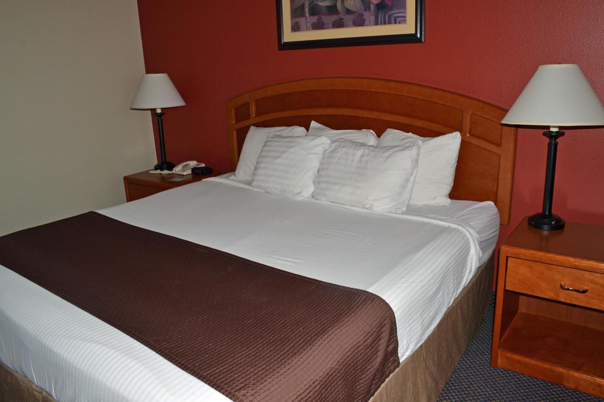 Paola Inn and Suites photo 14