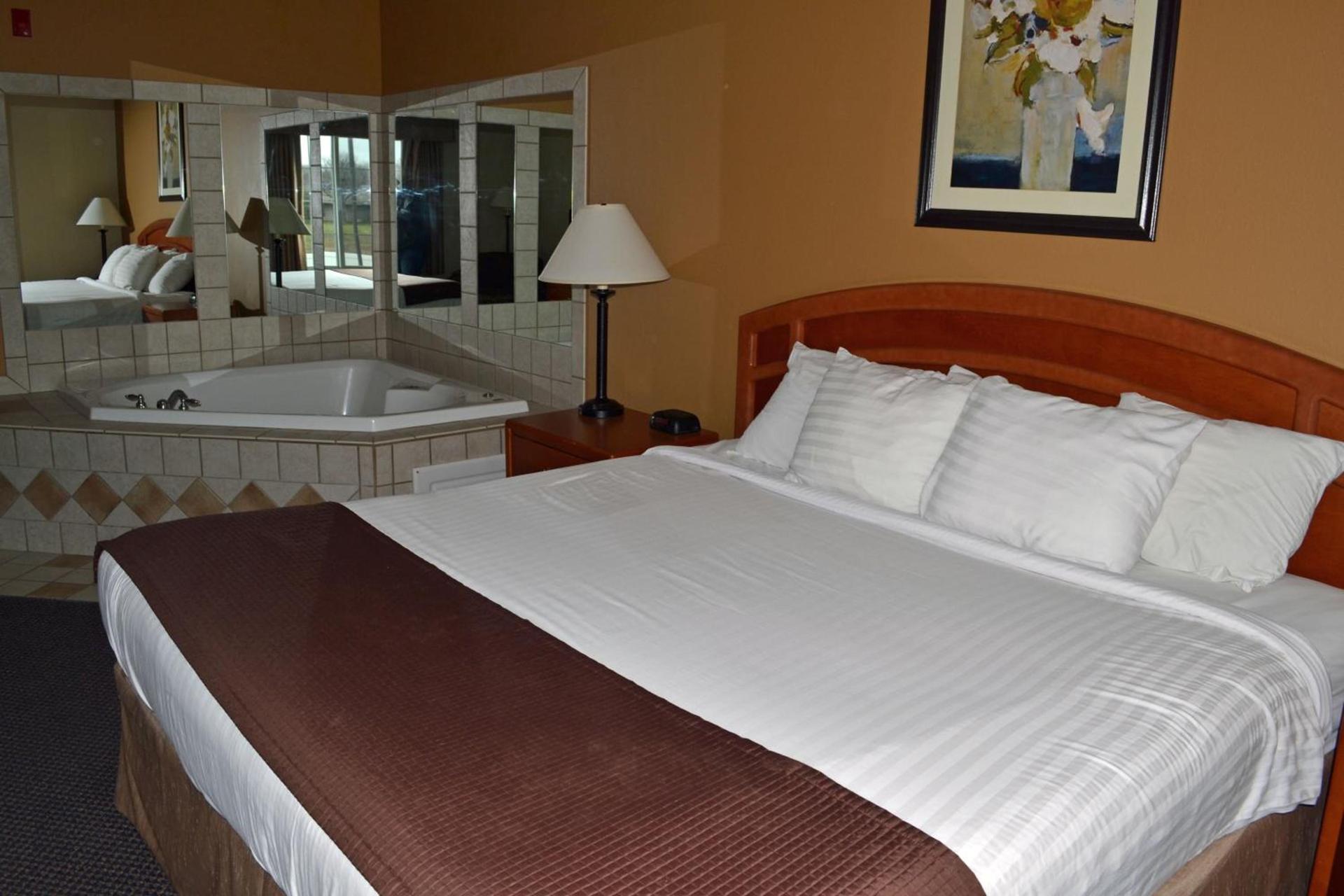 Paola Inn and Suites photo 13