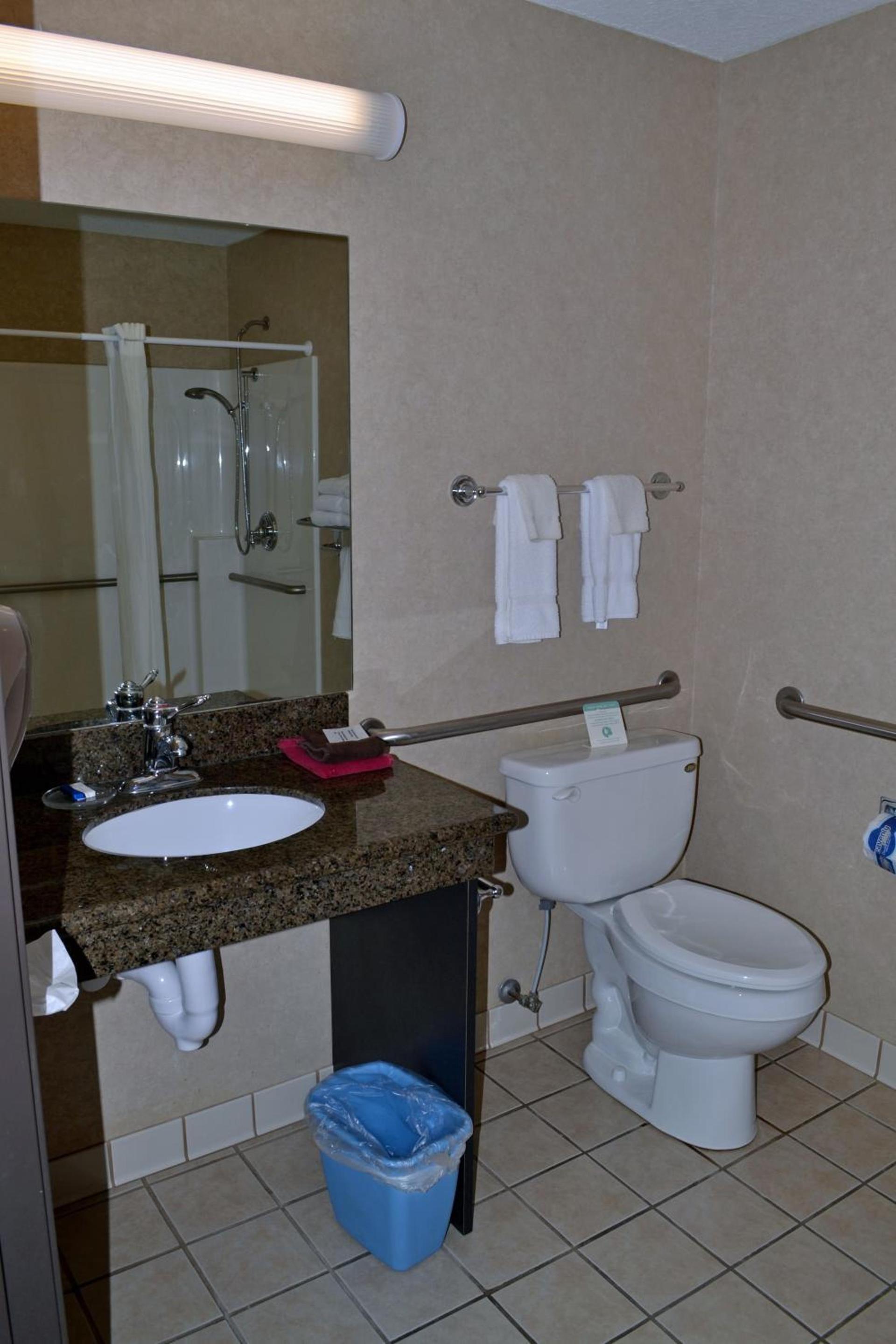 Paola Inn and Suites photo 17