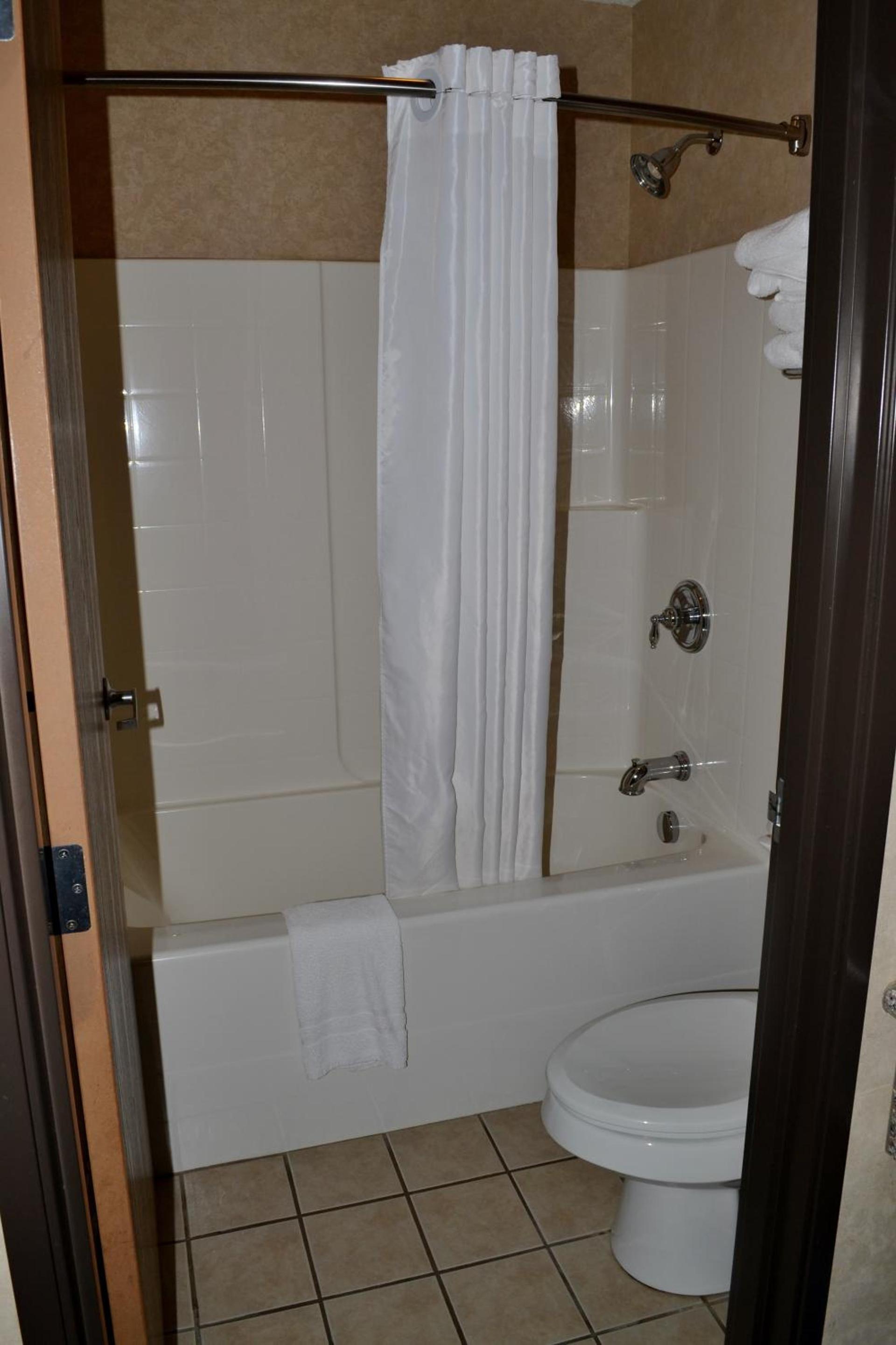 Paola Inn and Suites photo 21