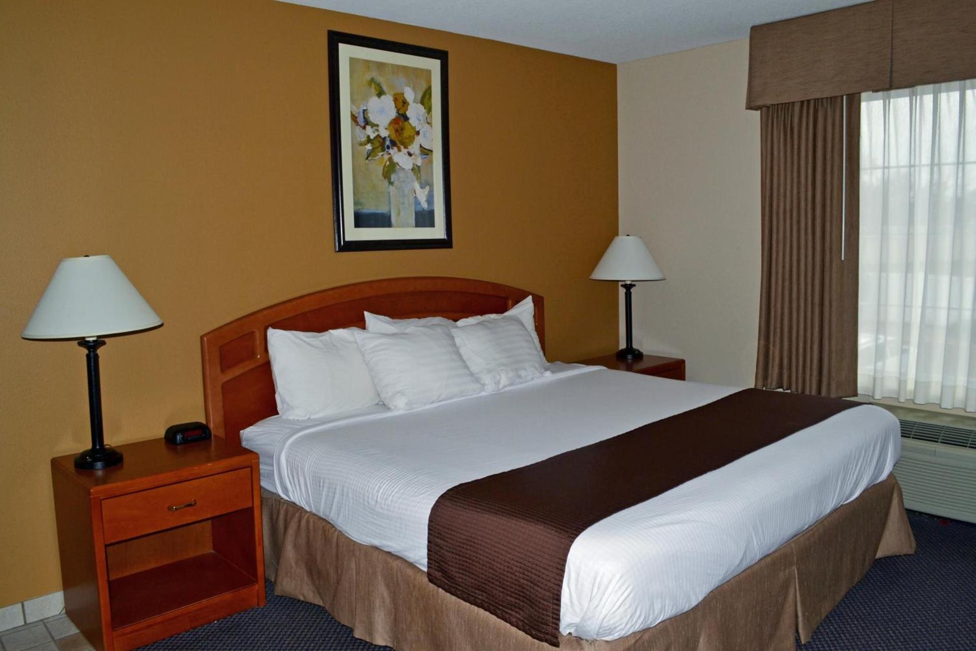 Paola Inn and Suites photo 18