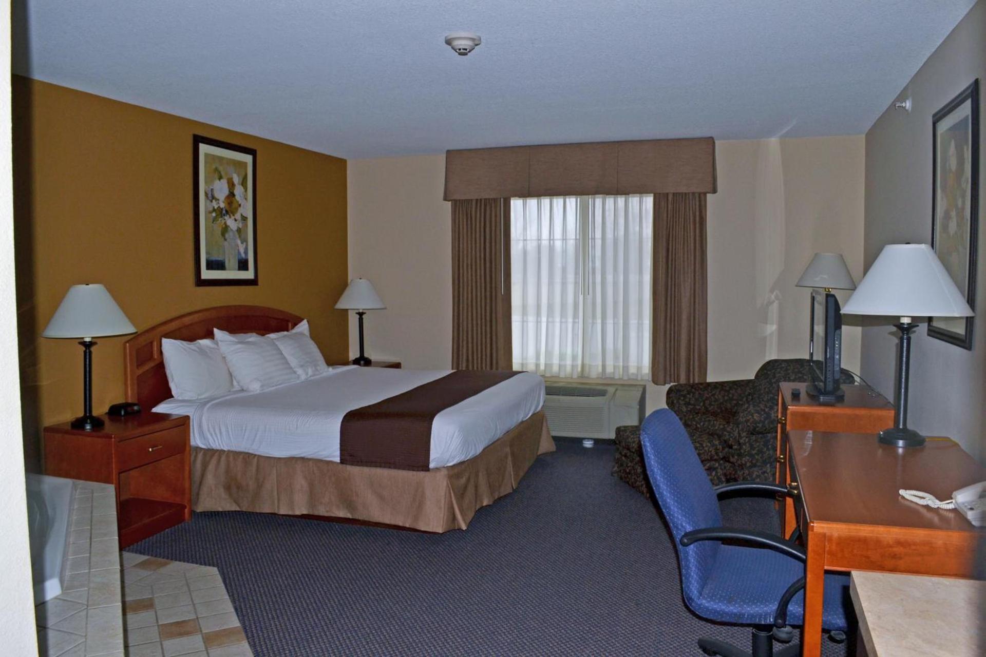 Paola Inn and Suites photo 27