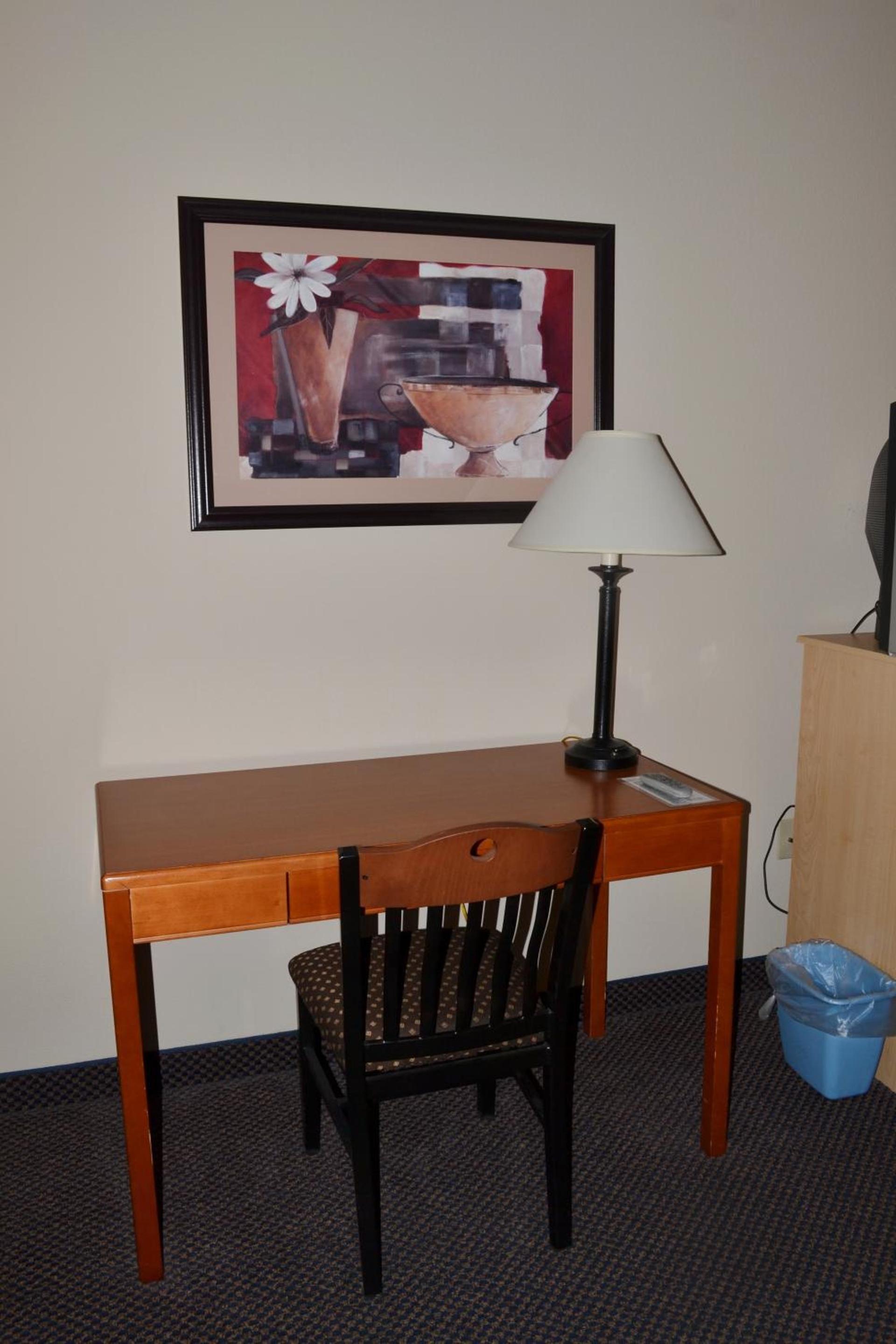 Paola Inn and Suites photo 25