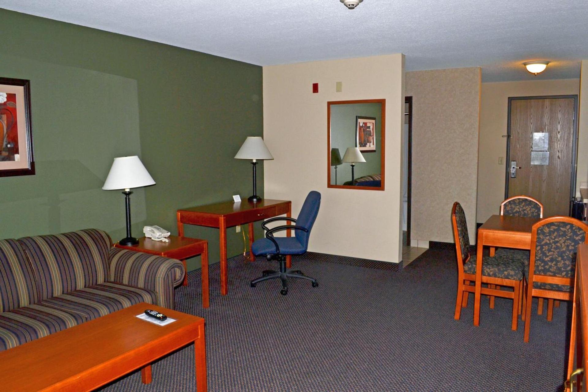 Paola Inn and Suites photo 23