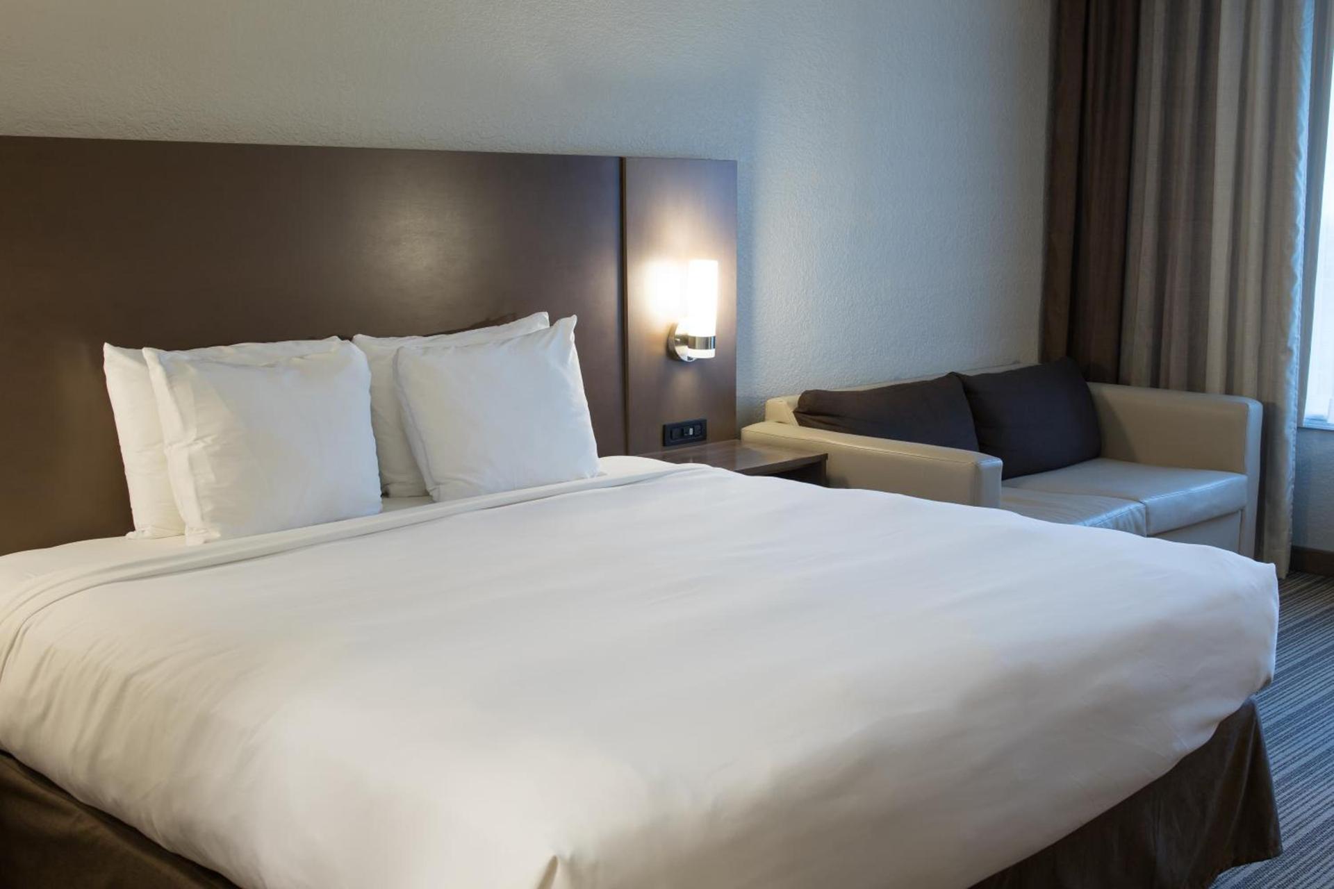 Country Inn & Suites by Radisson, Platteville, WI photo 18