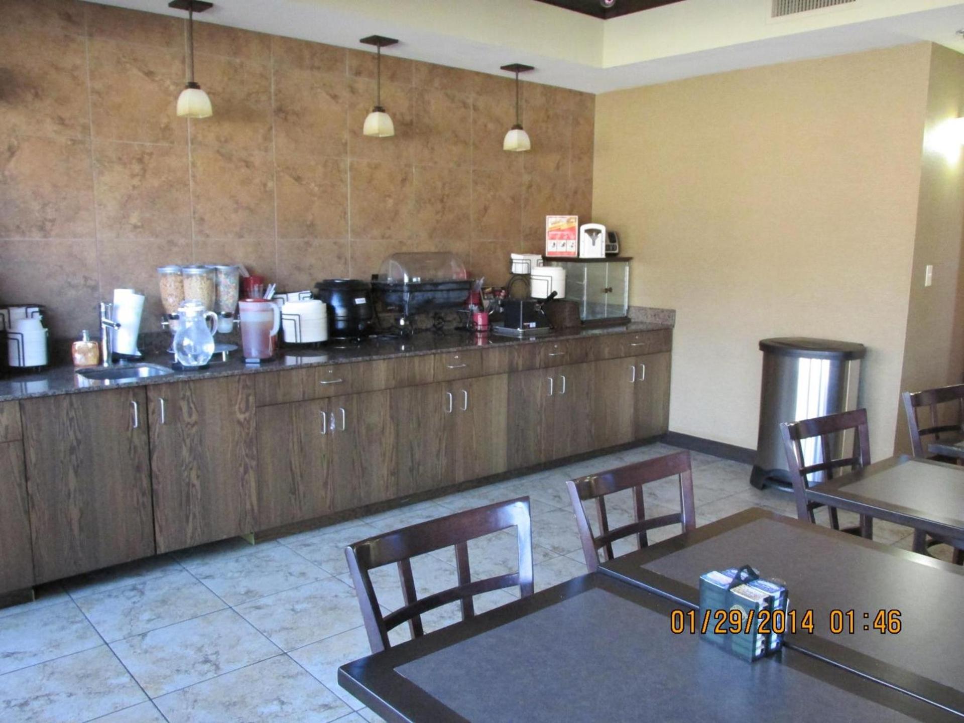 Parkwood Inn & Suites photo 4