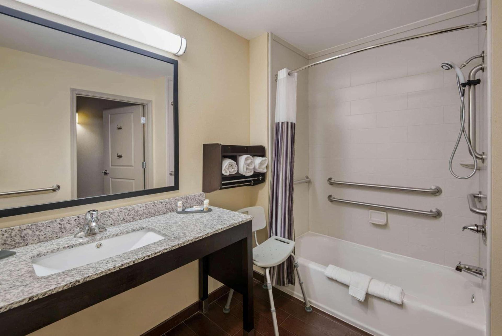 La Quinta Inn & Suites by Wyndham Durant photo 67