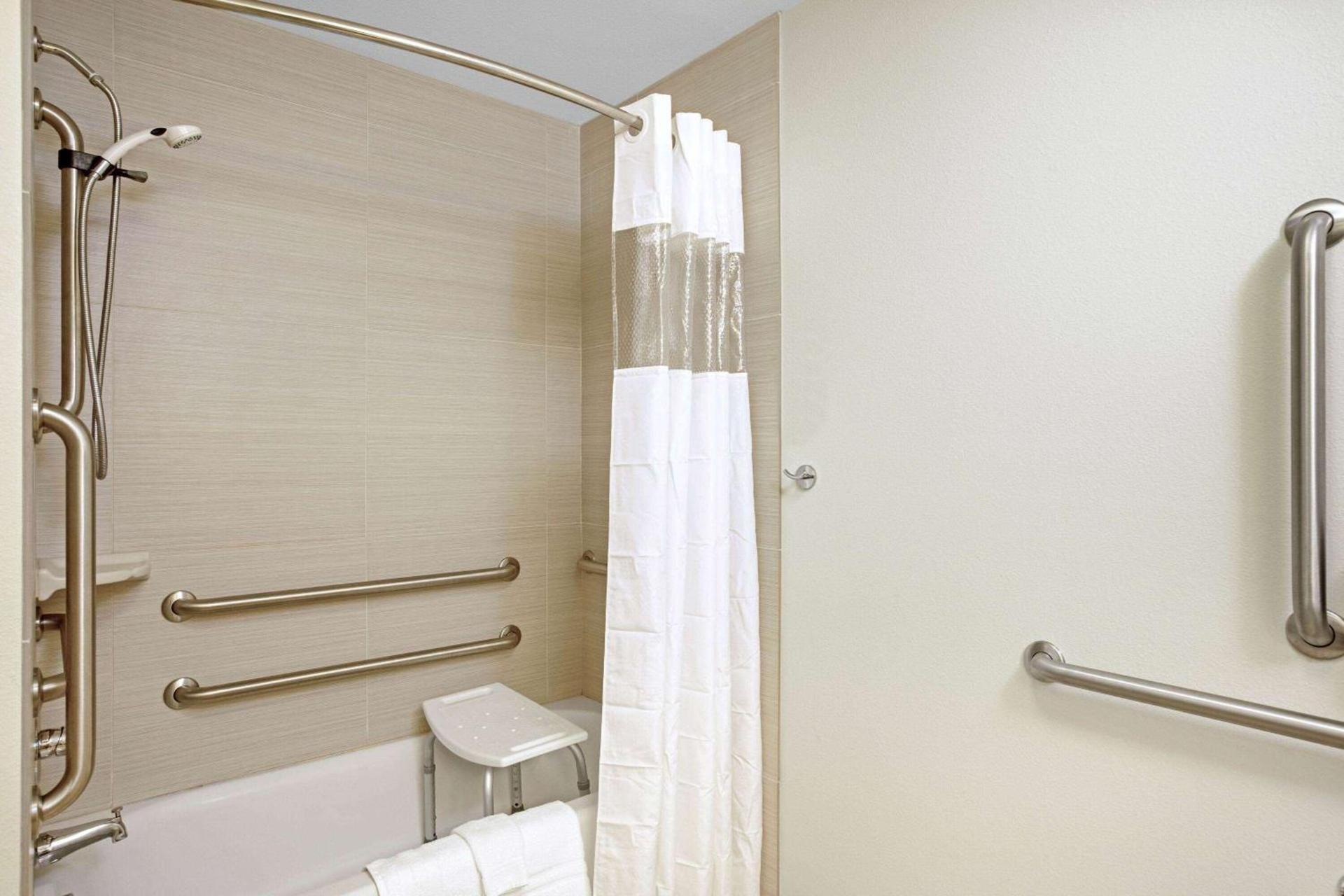 La Quinta by Wyndham Grand Forks photo 46