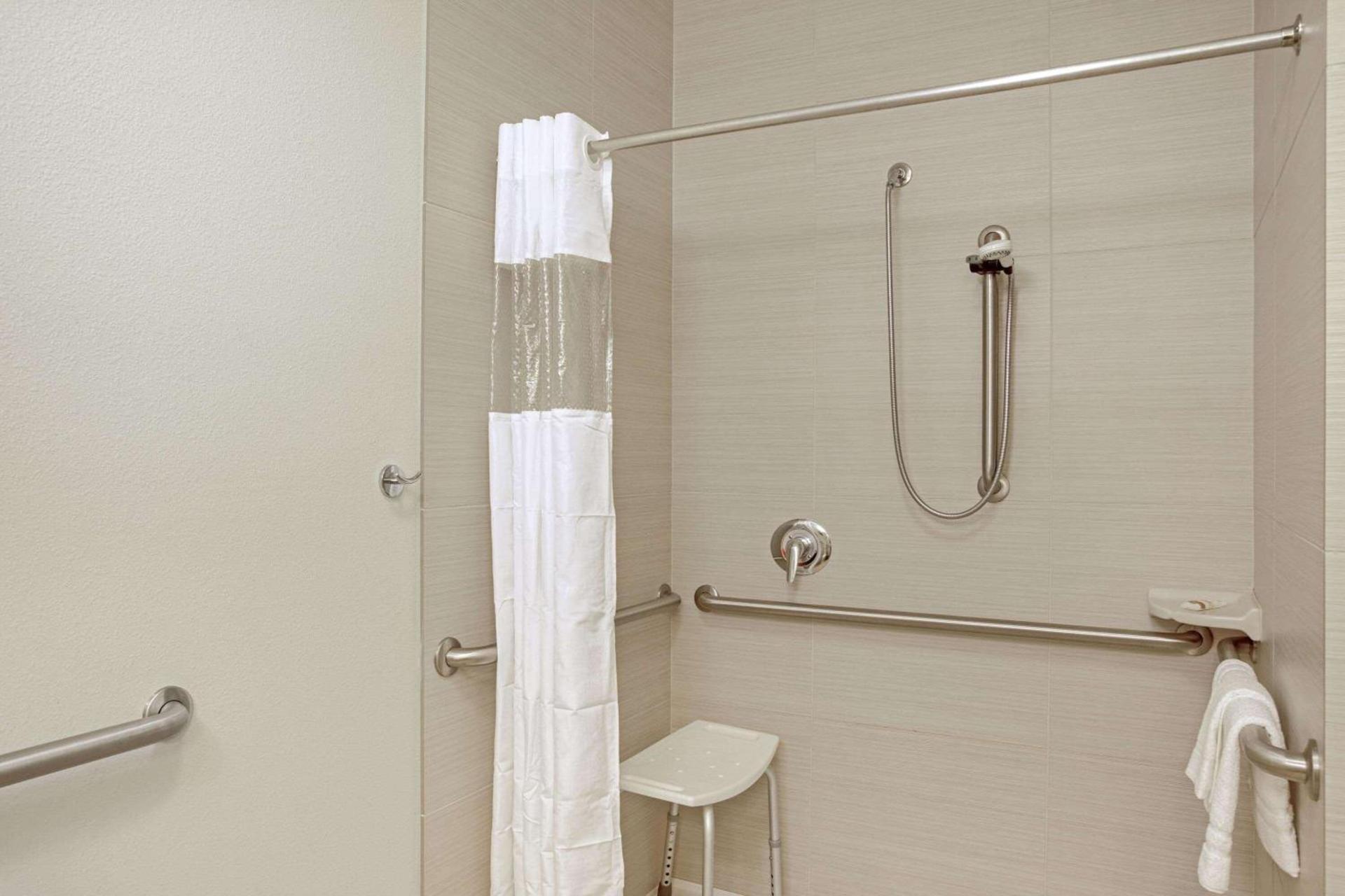 La Quinta by Wyndham Grand Forks photo 42