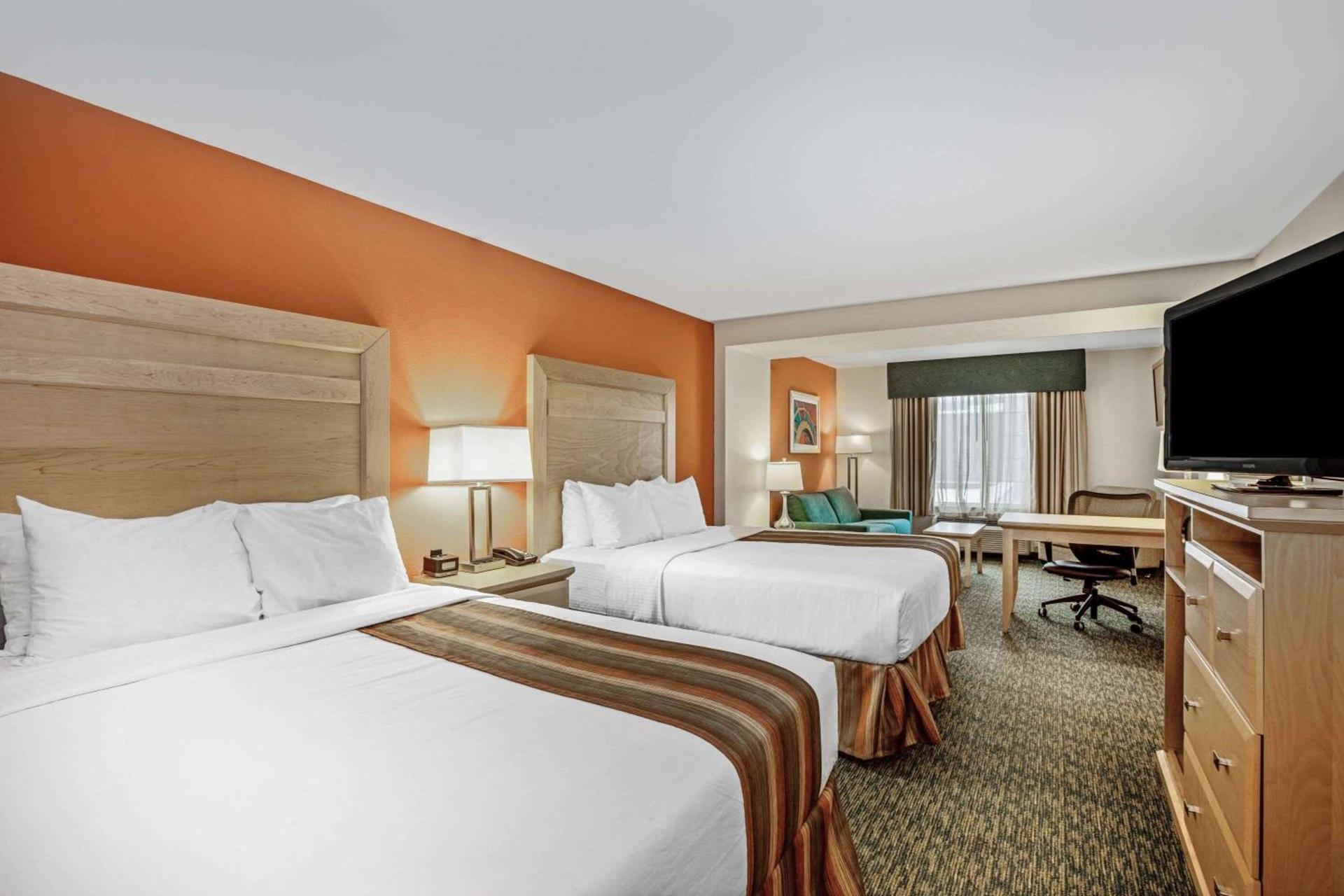 La Quinta by Wyndham Grand Forks photo 44