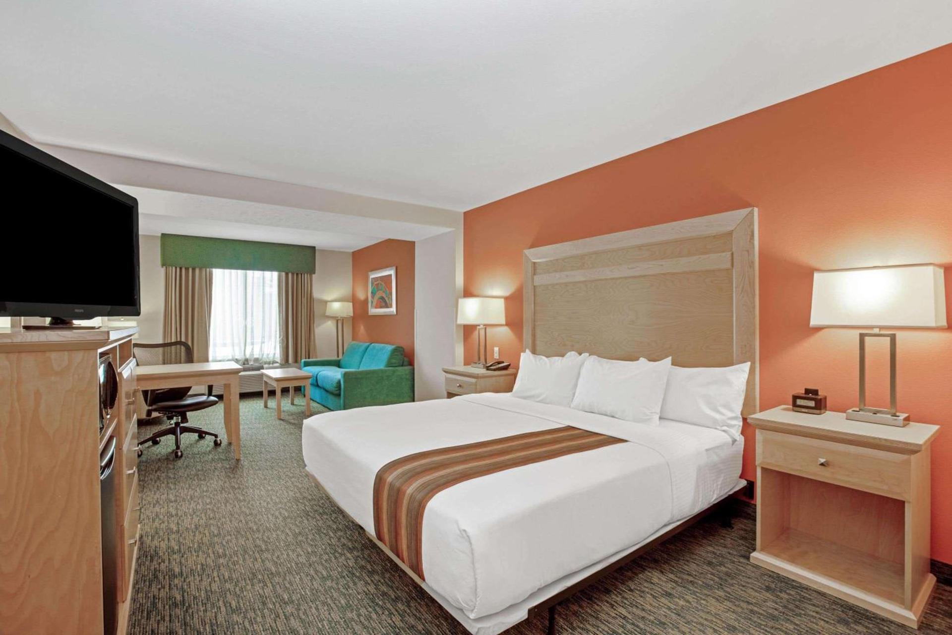 La Quinta by Wyndham Grand Forks photo 37