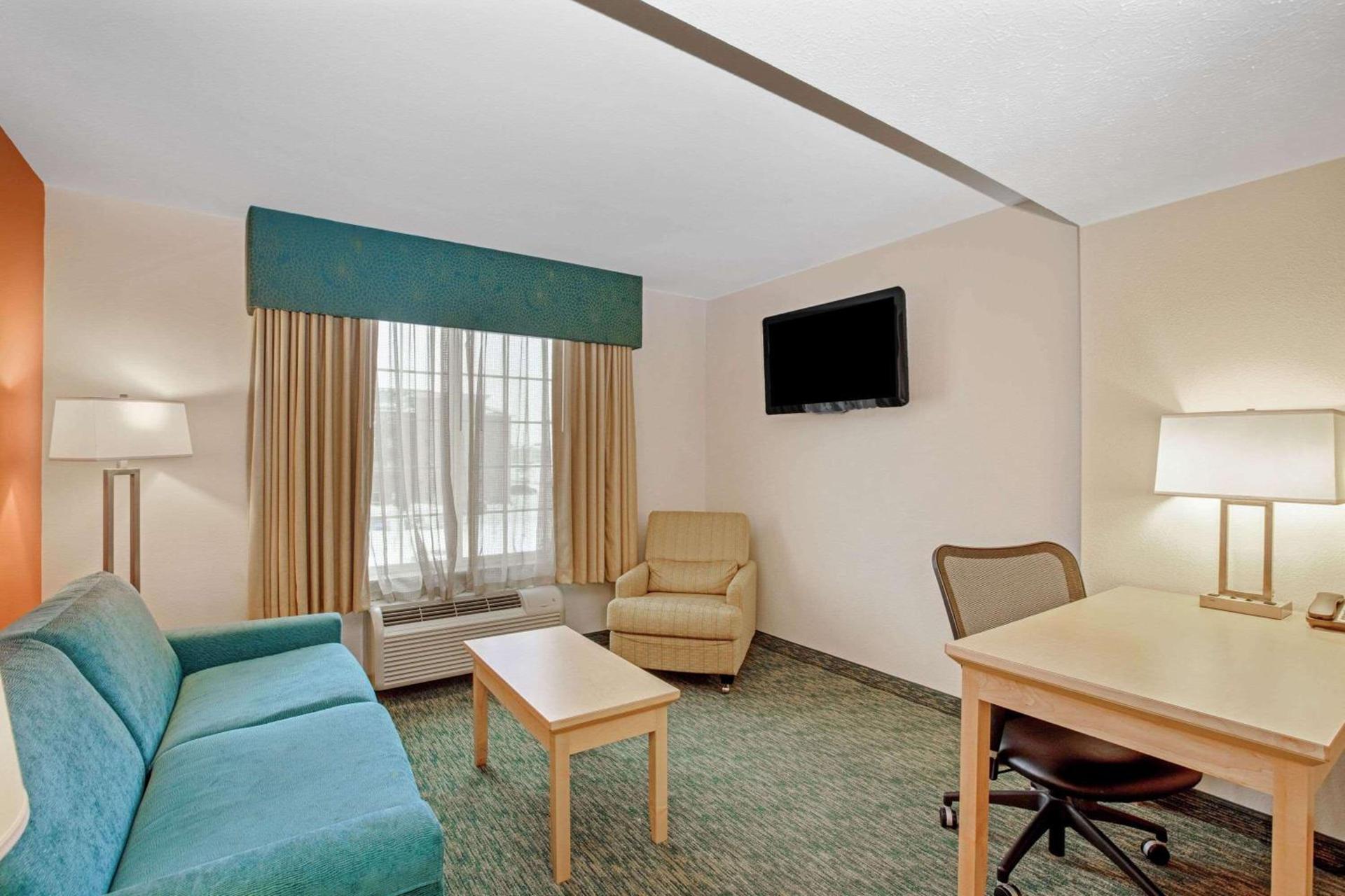 La Quinta by Wyndham Grand Forks photo 32