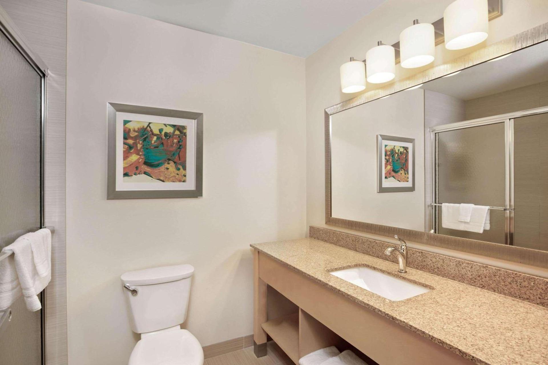 La Quinta by Wyndham Grand Forks photo 33