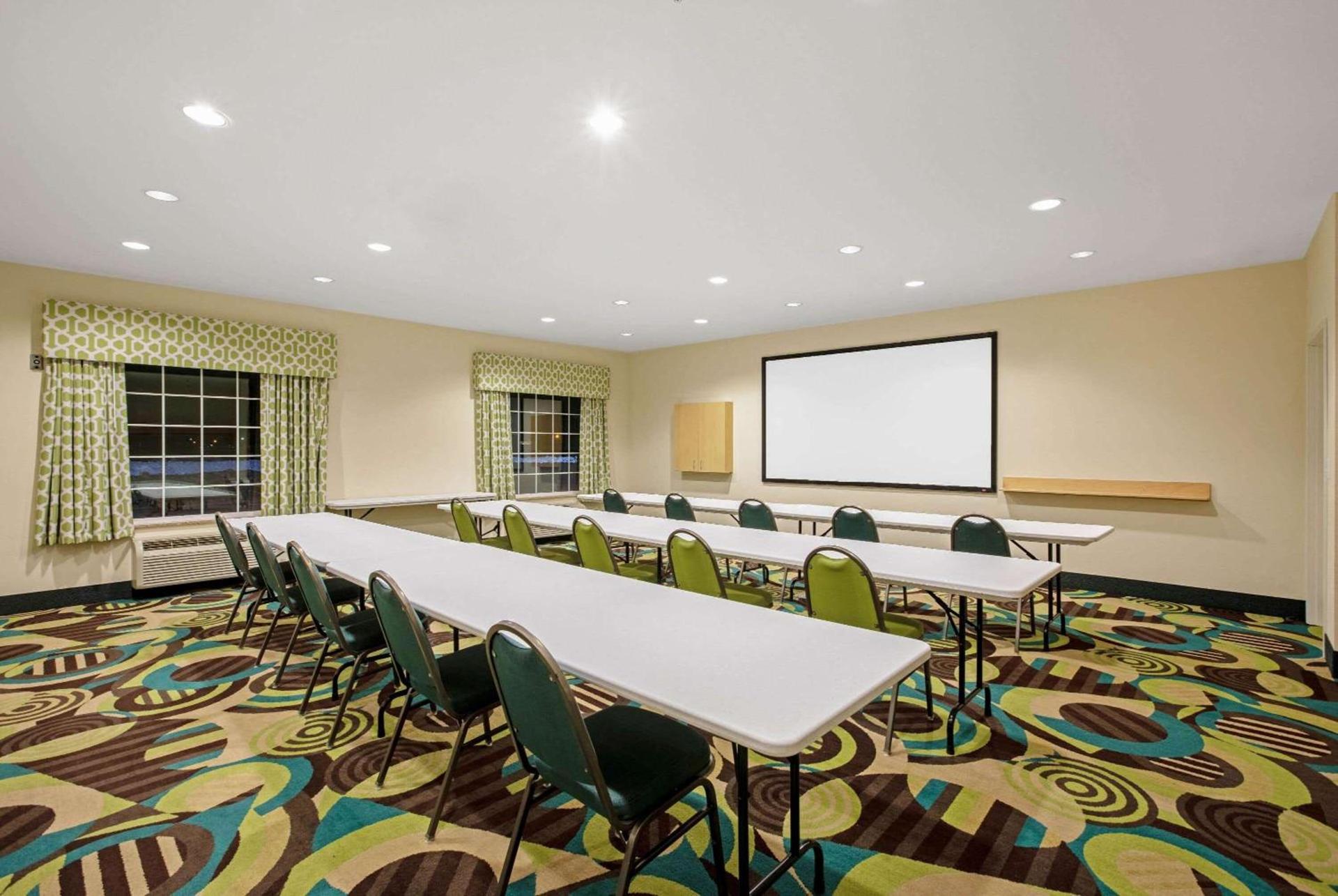 La Quinta by Wyndham Grand Forks photo 35