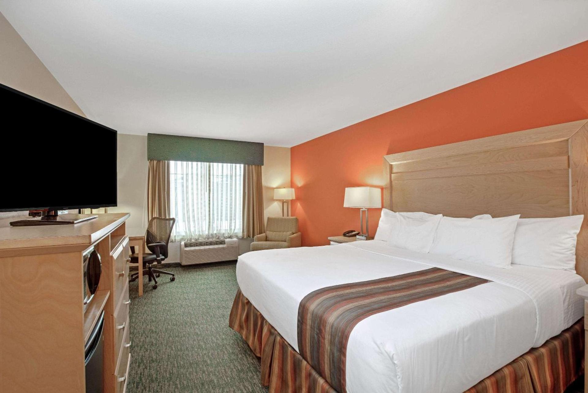 La Quinta by Wyndham Grand Forks photo 26