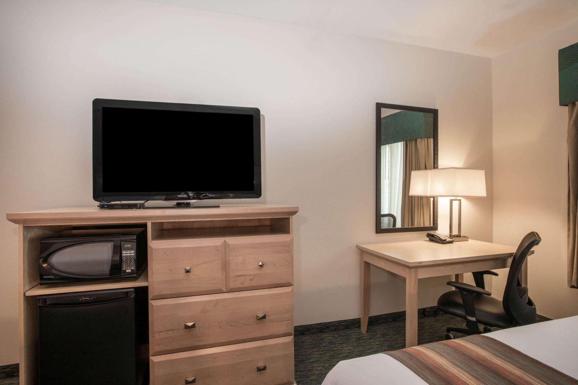 La Quinta by Wyndham Grand Forks photo 19