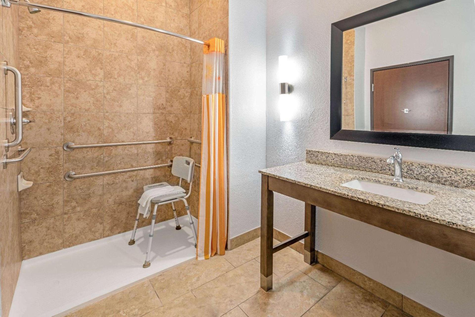 La Quinta by Wyndham Guthrie photo 4