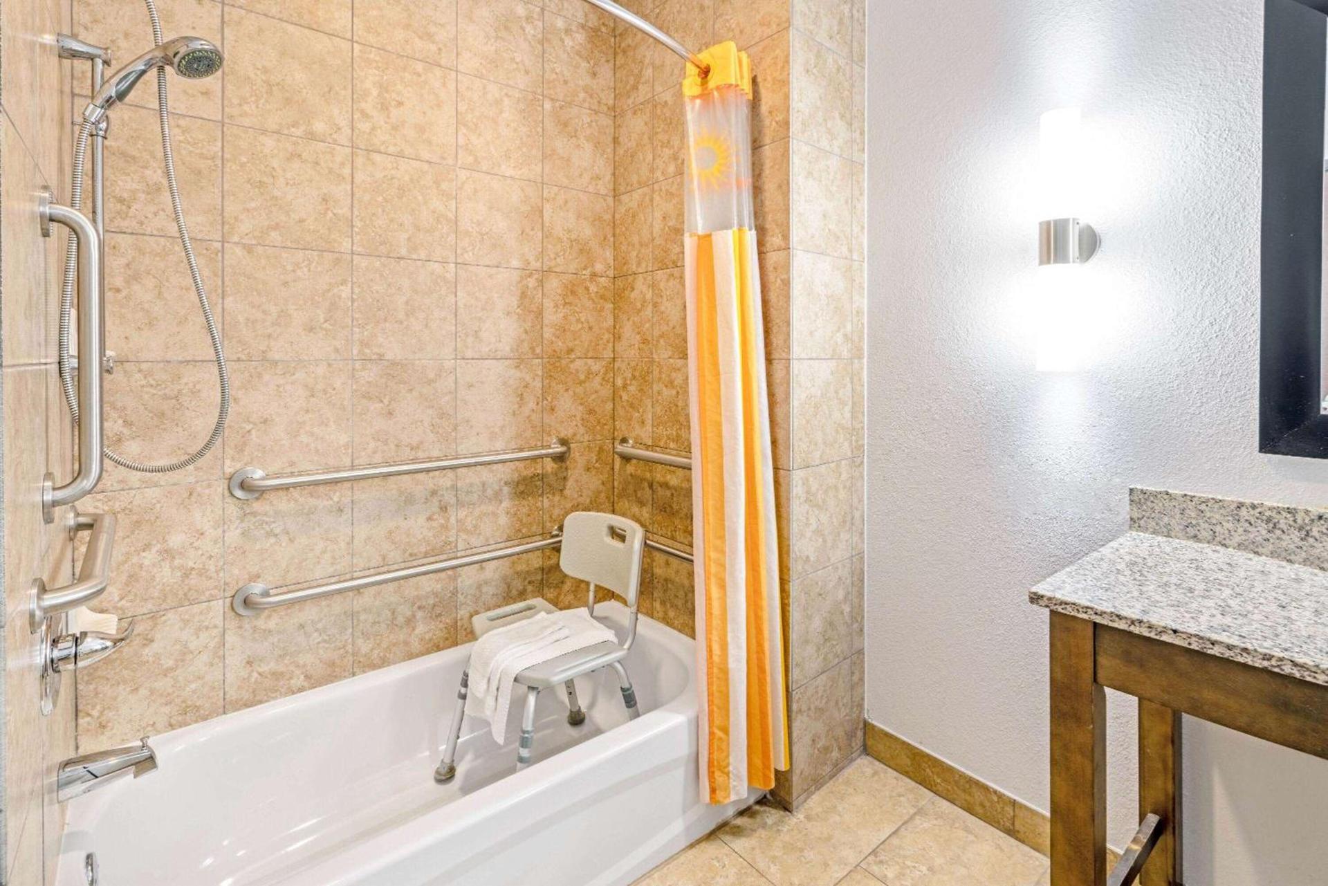 La Quinta by Wyndham Guthrie photo 30