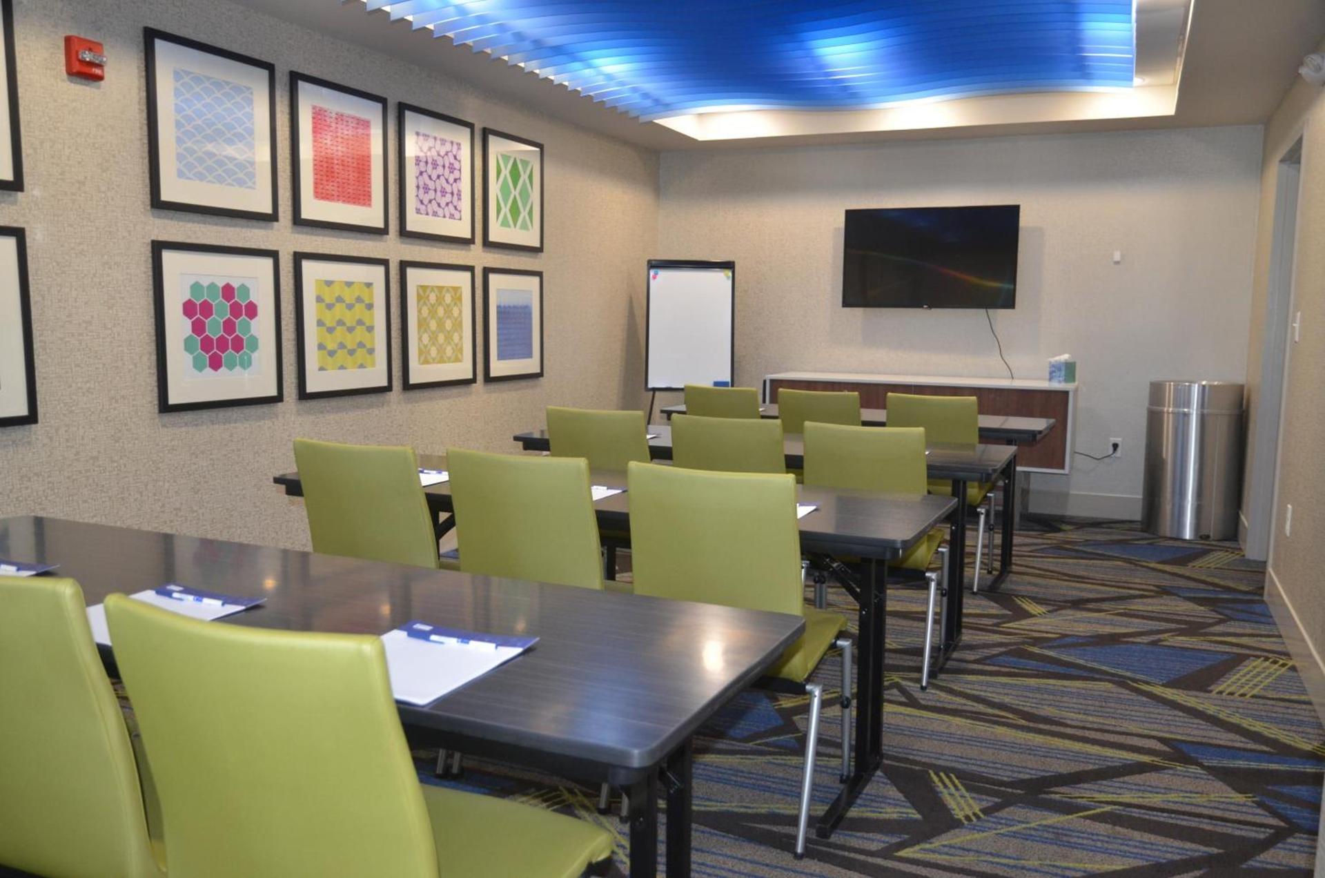 Holiday Inn Express & Suites Rochester by IHG photo 37