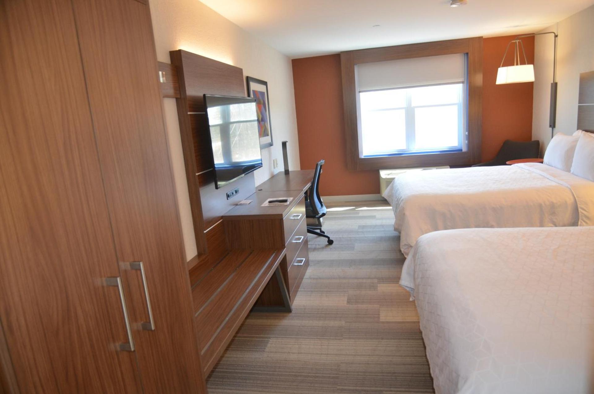 Holiday Inn Express & Suites Rochester by IHG photo 46
