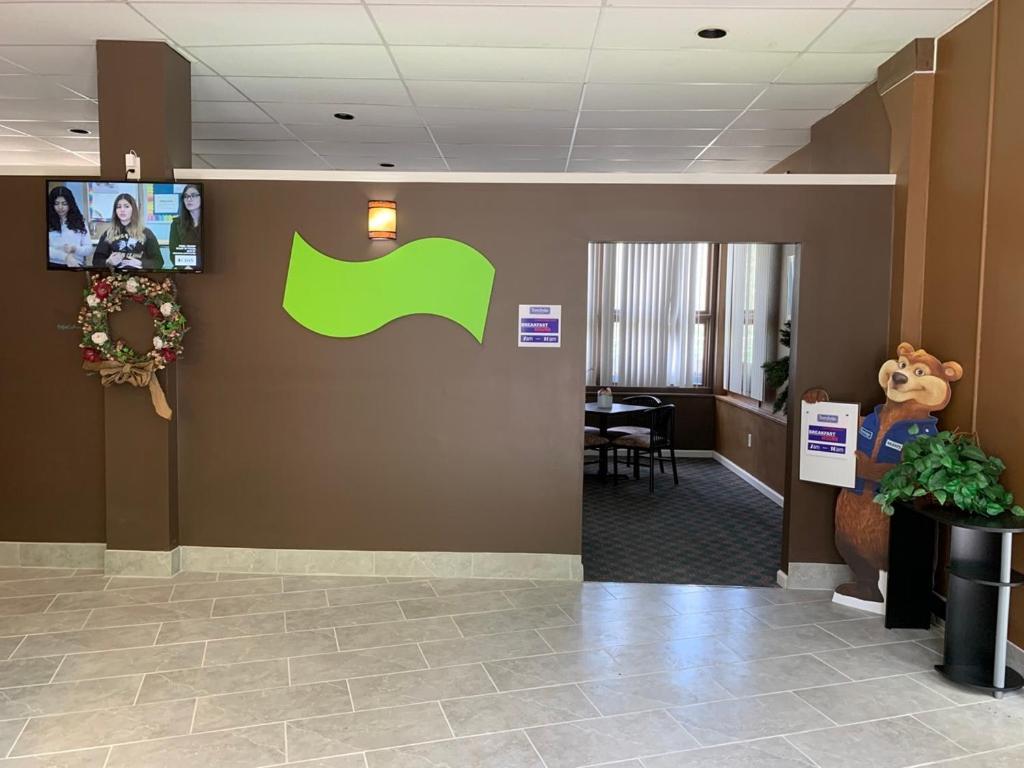 Travelodge by Wyndham Lake George NY photo 3
