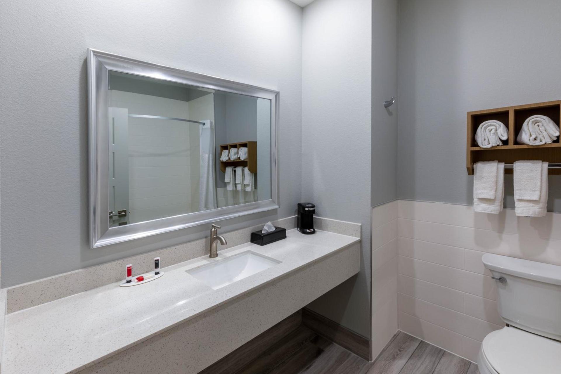 Days Inn & Suites by Wyndham Downtown/University of Houston photo 52
