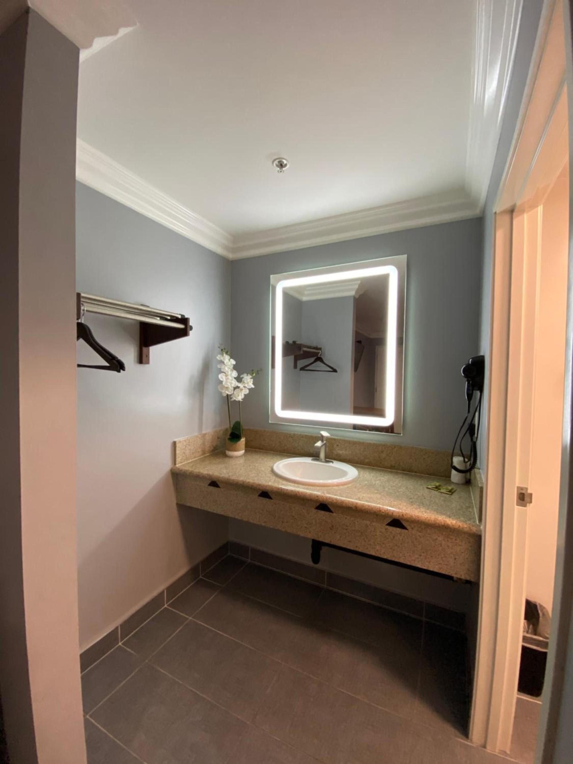 ERTH INN by AGA Maywood photo 16