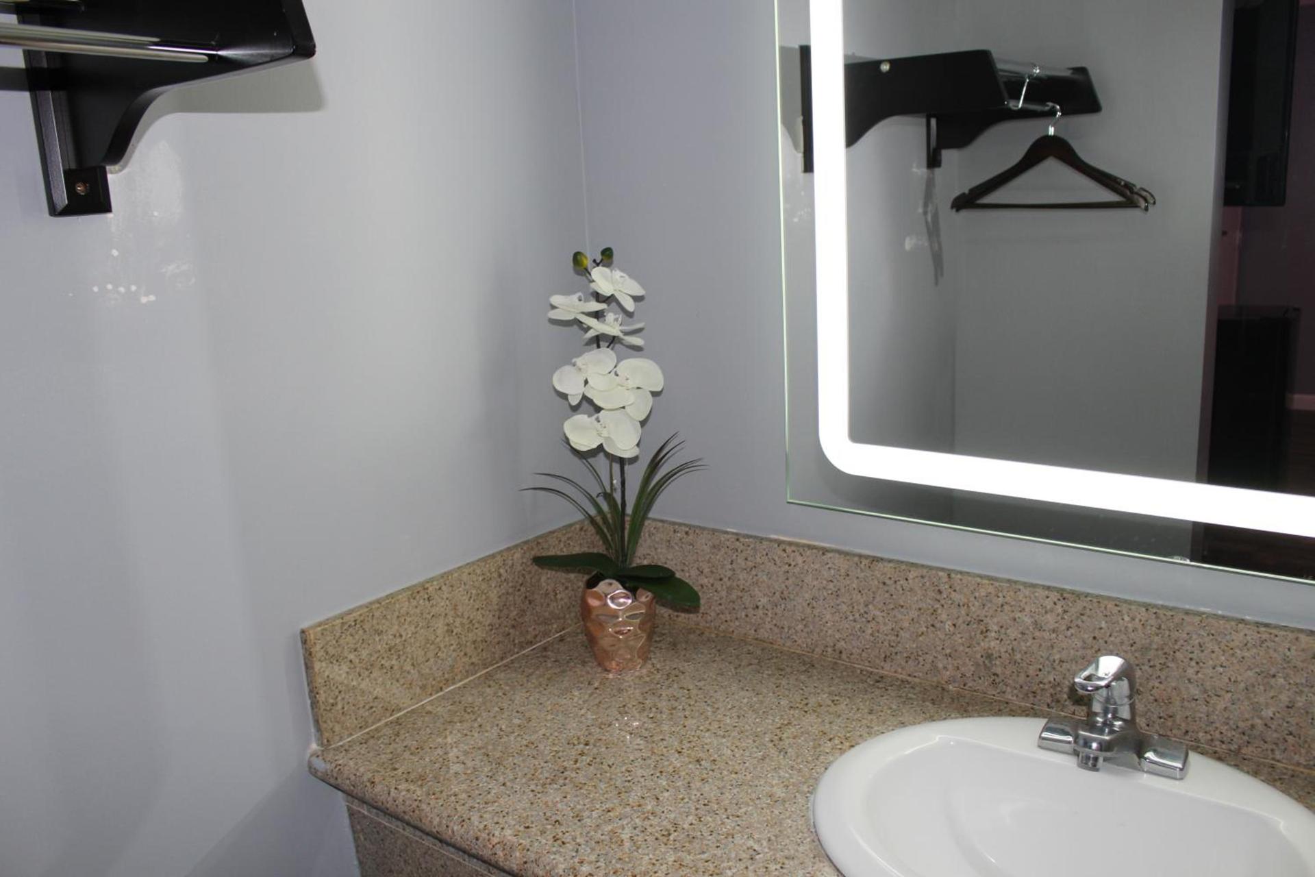 ERTH INN by AGA Maywood photo 14
