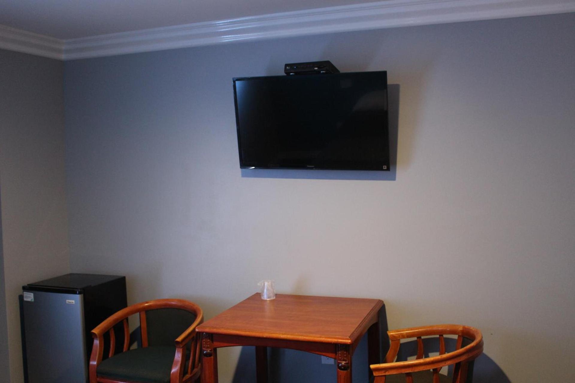 ERTH INN by AGA Maywood photo 12