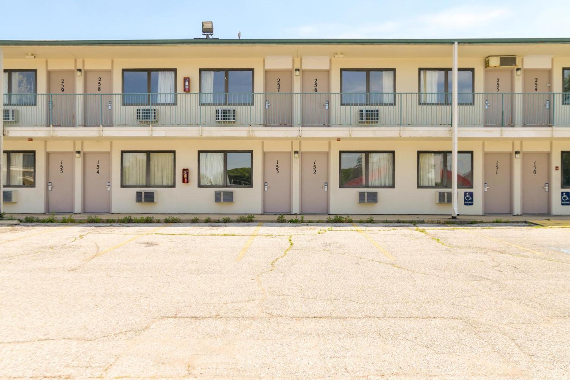 OYO Hotel South Bend - Campus photo 38
