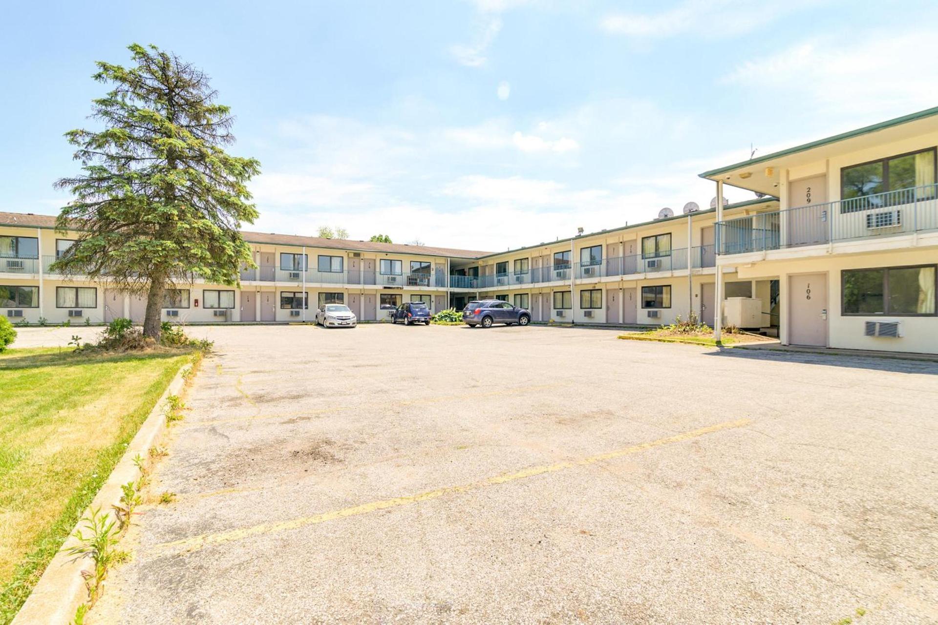 OYO Hotel South Bend - Campus photo 37