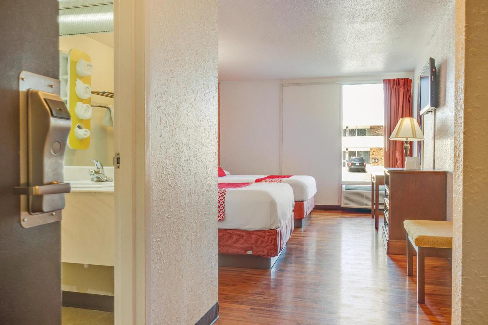 OYO Hotel Mona Lake Muskegon photo 20