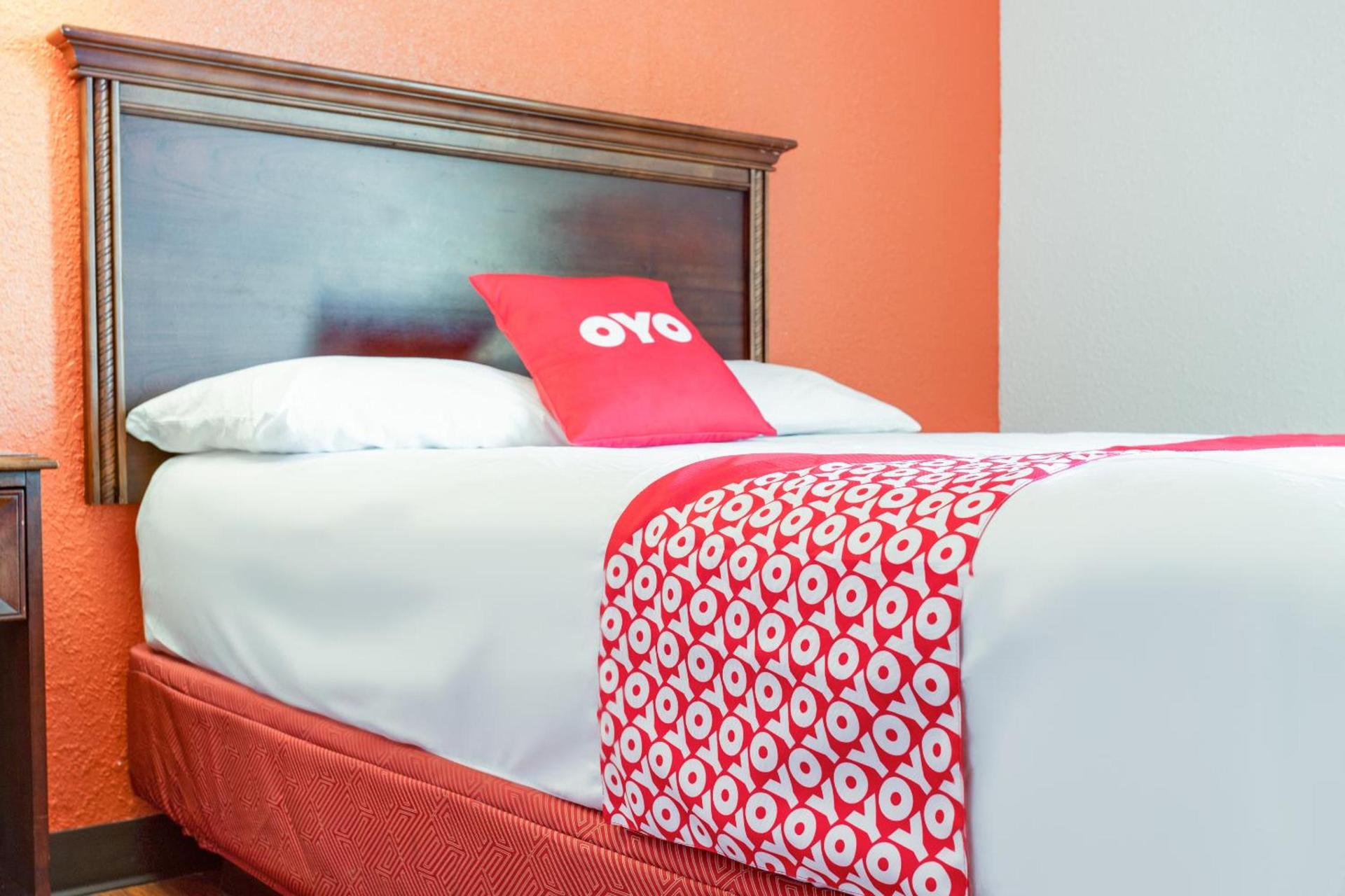 OYO Hotel Mona Lake Muskegon photo 17