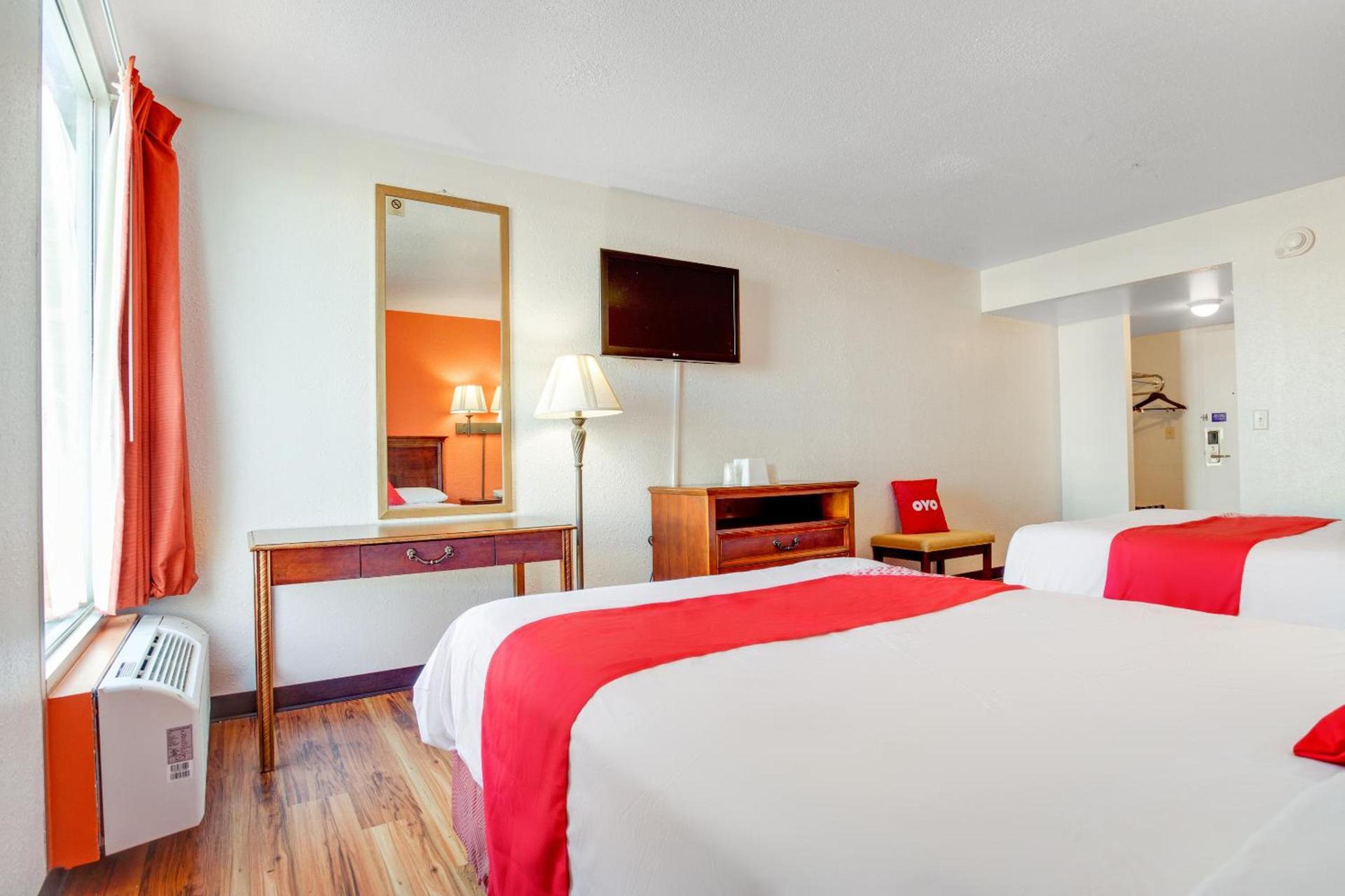 OYO Hotel Mona Lake Muskegon photo 39