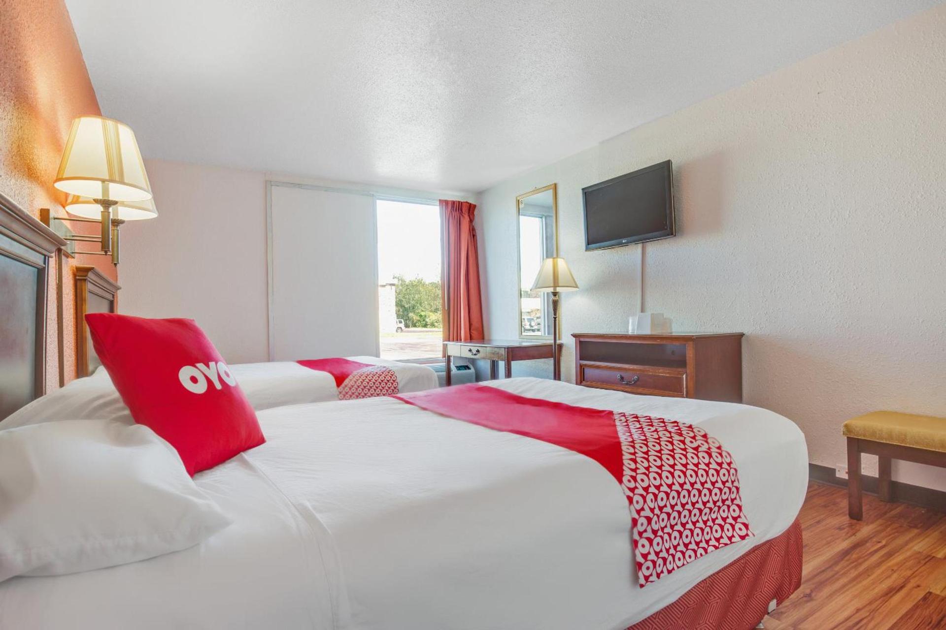 OYO Hotel Mona Lake Muskegon photo 22