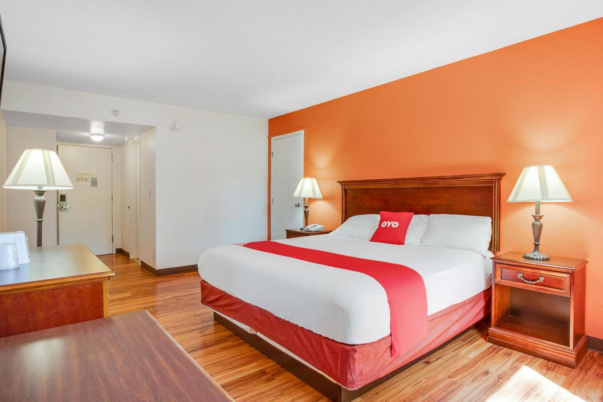 OYO Hotel Mona Lake Muskegon photo 8