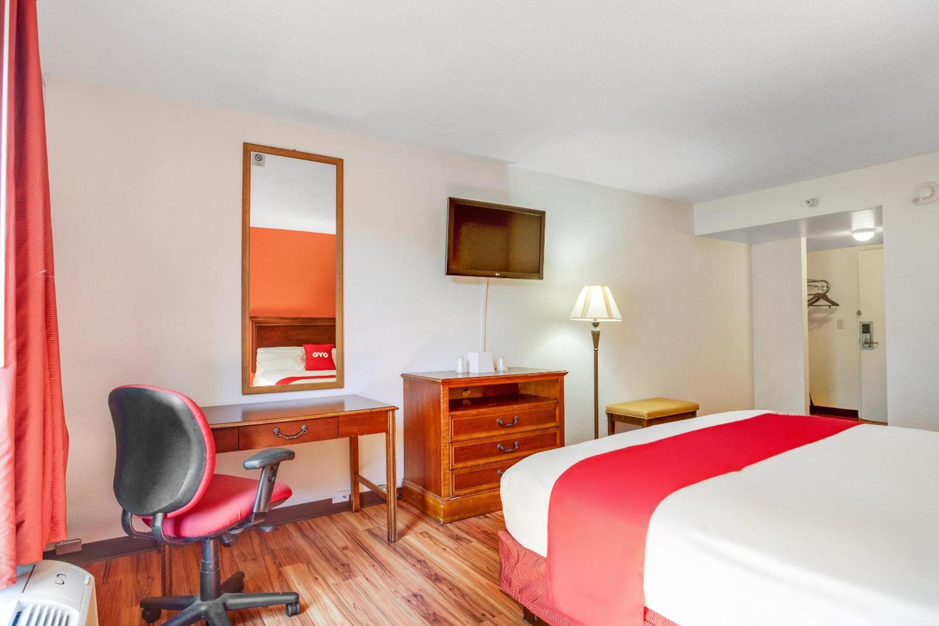 OYO Hotel Mona Lake Muskegon photo 12