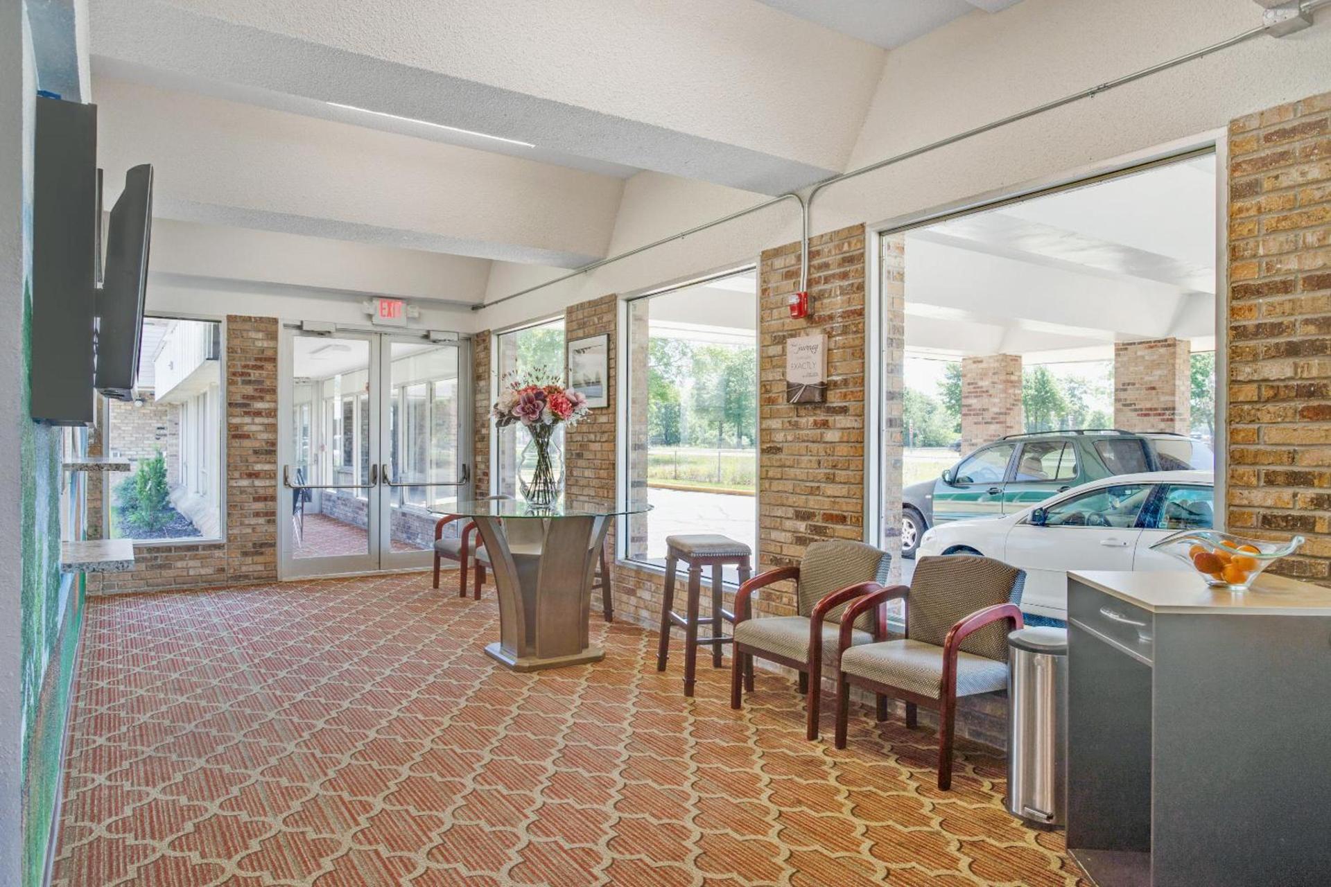 OYO Hotel Mona Lake Muskegon photo 7