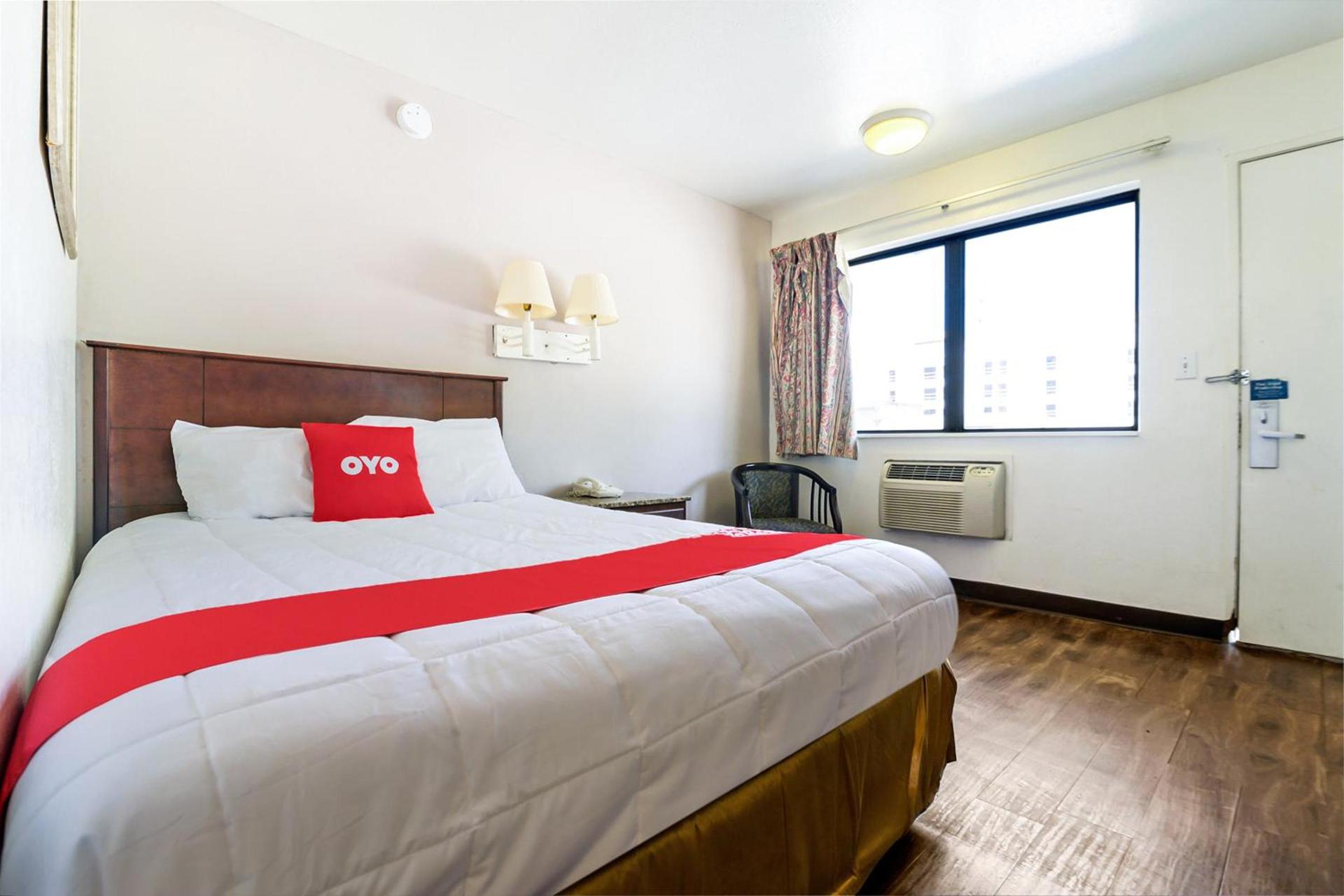 OYO Hotel South Bend - Campus photo 11