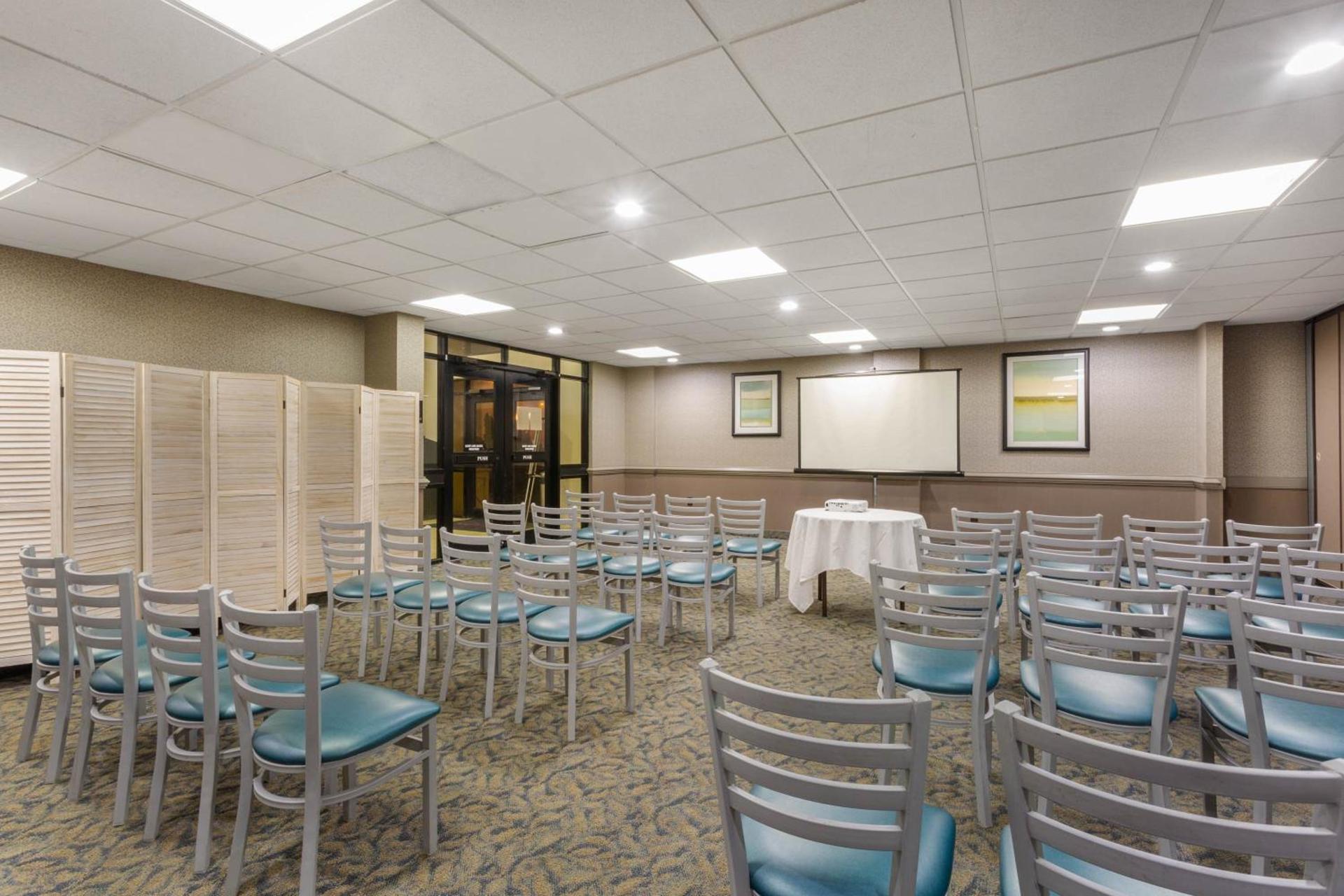 Ramada Plaza by Wyndham Virginia Beach Oceanfront photo 14