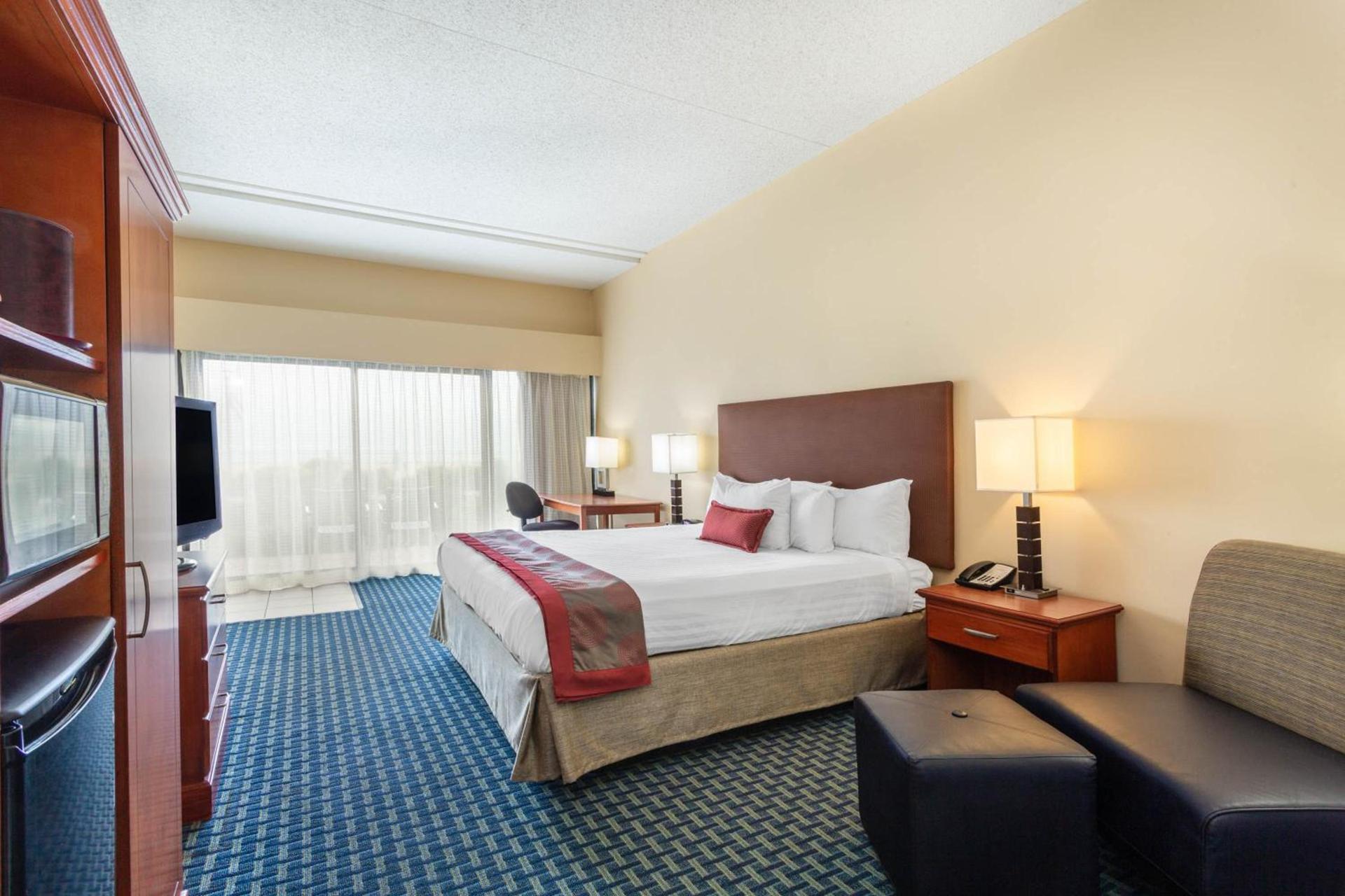 Ramada Plaza by Wyndham Virginia Beach Oceanfront photo 9
