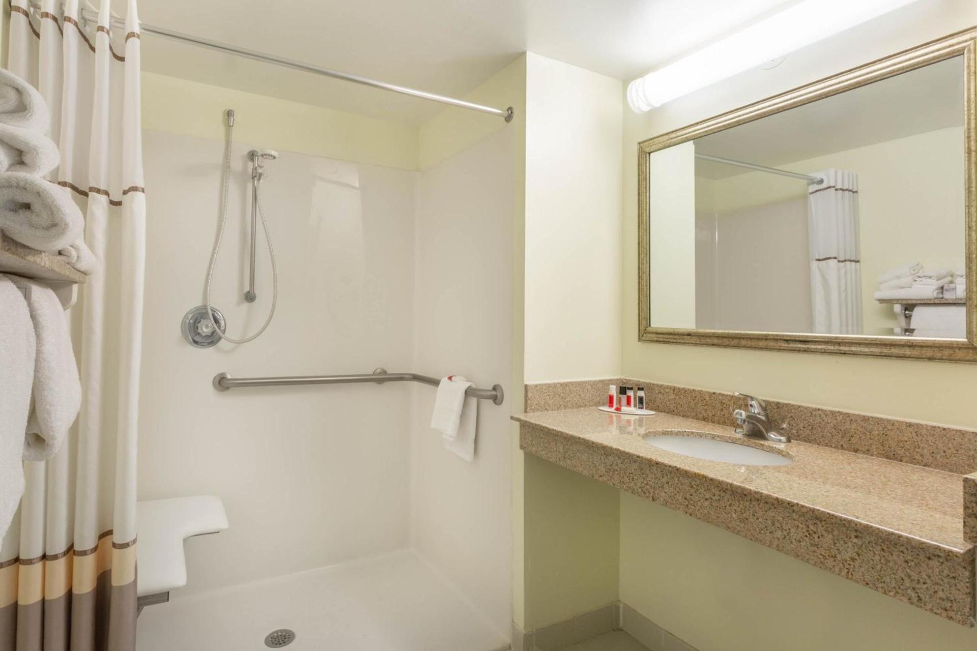 Ramada Plaza by Wyndham Virginia Beach Oceanfront photo 16