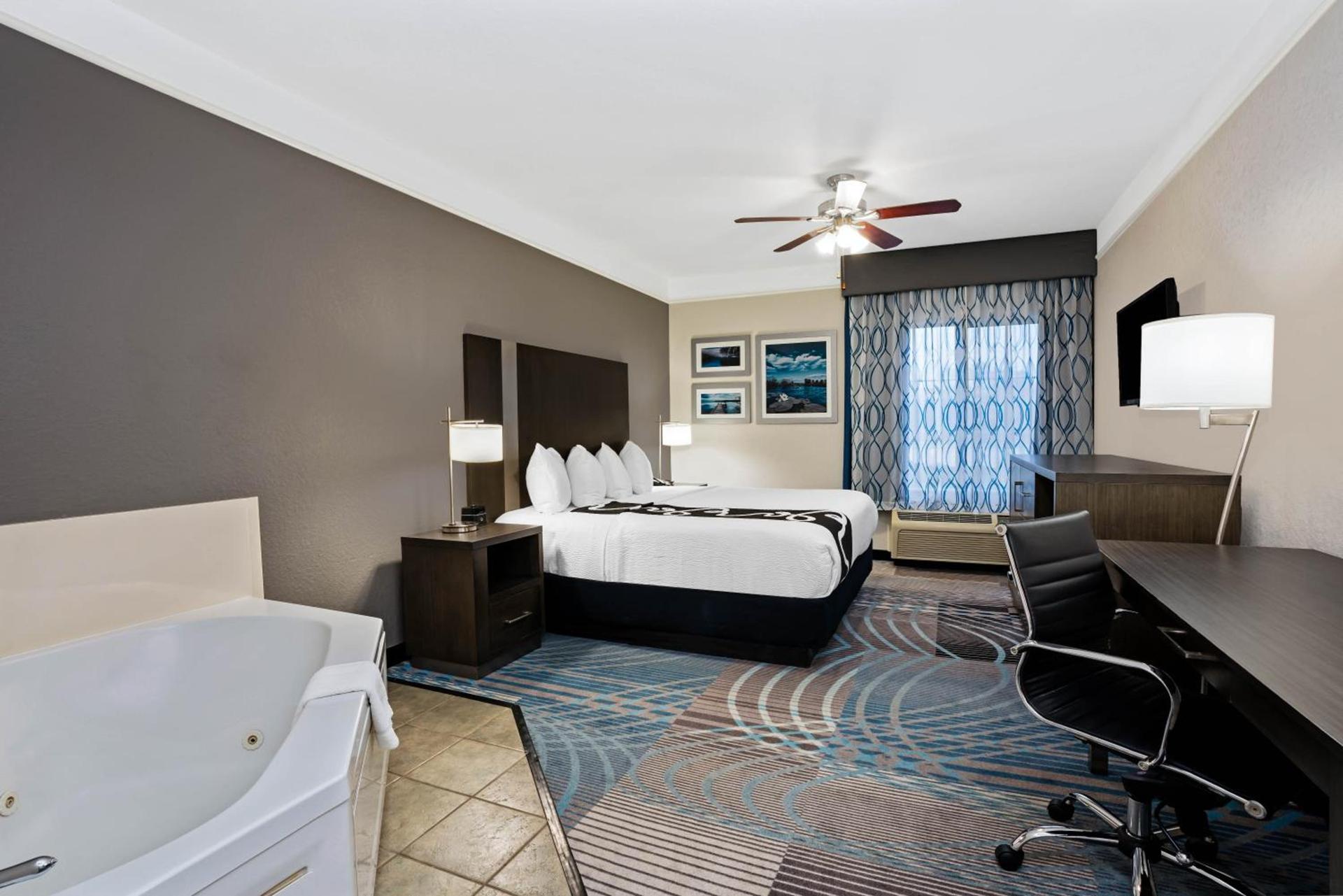 La Quinta by Wyndham Conroe photo 3